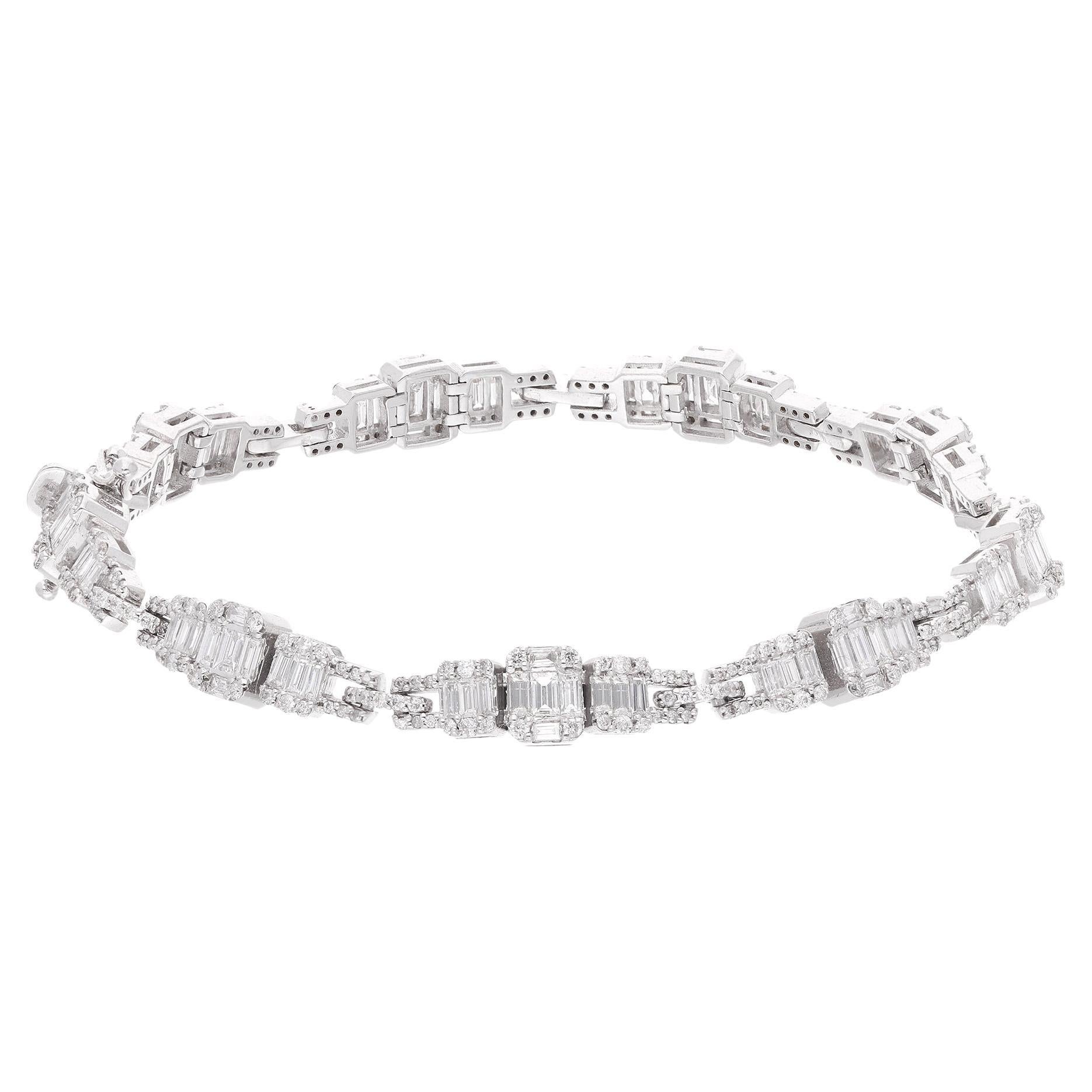 Bracelet à breloques en or blanc 18 carats avec diamants baguettes et ronds, fabrication artisanale en vente