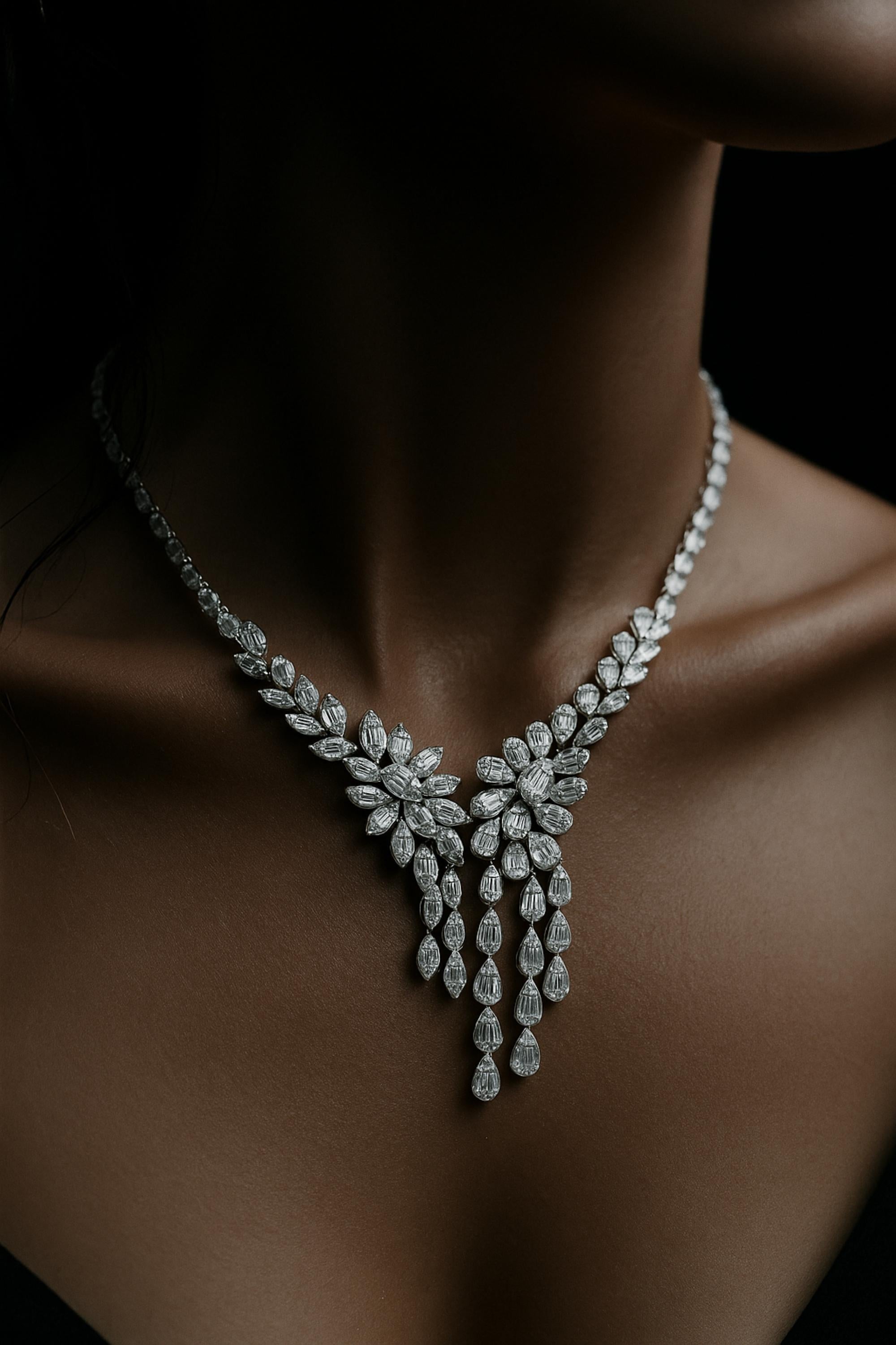 Questo cluster di diamanti tondi baguette  La collana Drop in oro bianco 18 carati è caratterizzata da un lussuoso design a grappolo realizzato con una combinazione di pietre con taglio a goccia e a baguette, disposte in modo da assomigliare a