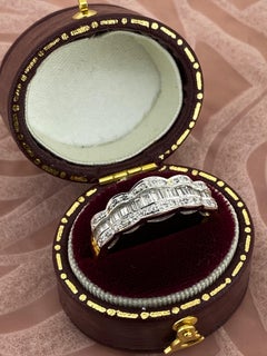 Bague avec diamants en taille baguette et en grappe ronde, en or bicolore 18 carats, poinçons anglais.