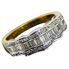Bague avec diamants en taille baguette et en grappe ronde, en or bicolore 18 carats, poinçons anglais.