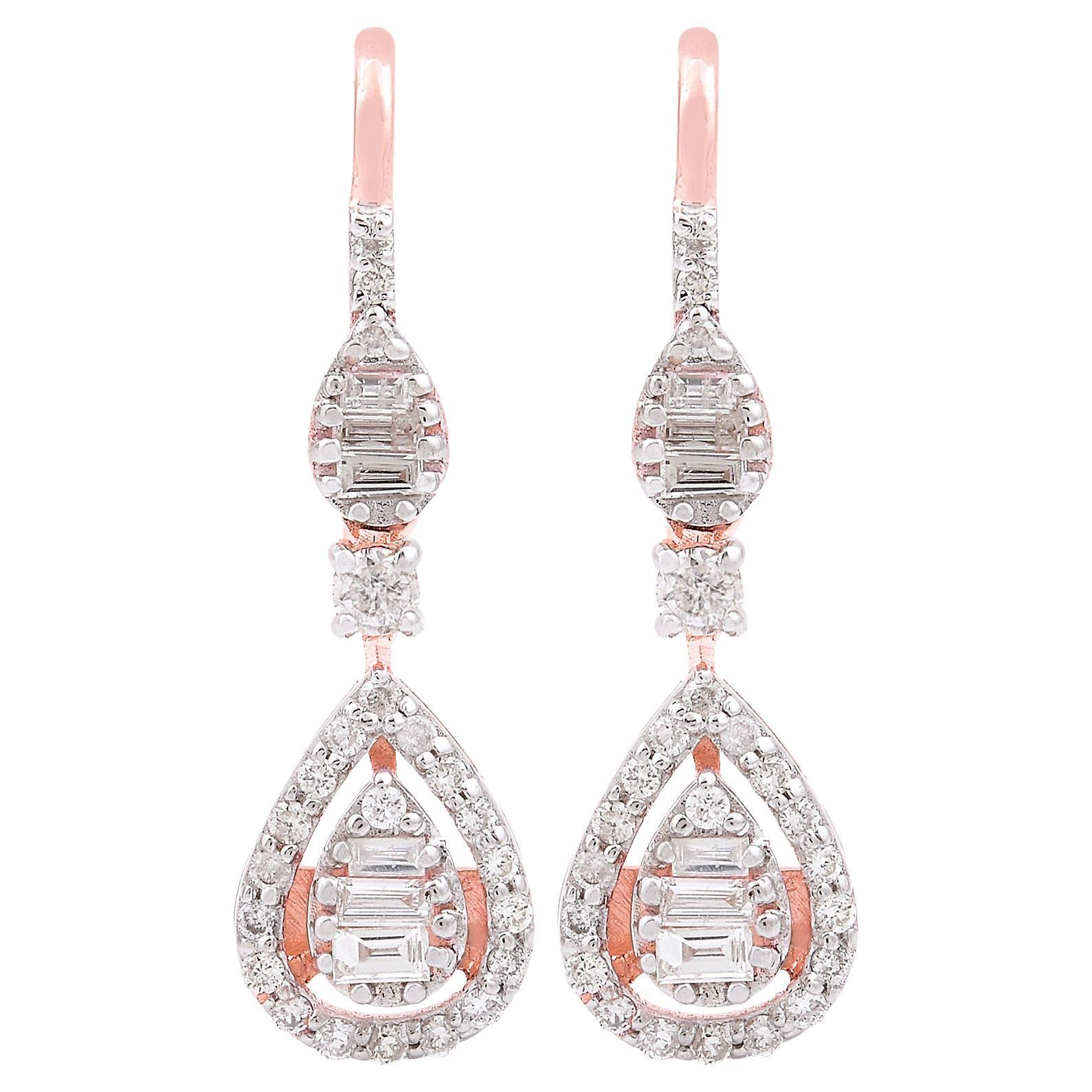 Boucles d'oreilles pendantes en or rose 18 carats ornées de diamants ronds baguettes.