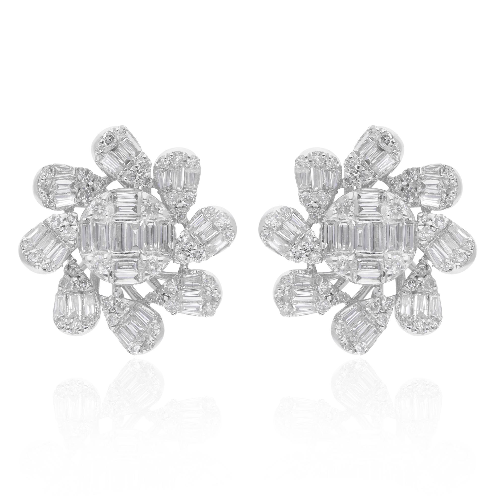 Ilumina tu conjunto con el encantador brillo de estos Pendientes de Diamante Baguette y Redondo con Diseño de Flor, elaborados a la perfección en oro blanco de 14 quilates. Inspirados en la delicada belleza de las flores, estos pendientes desprenden