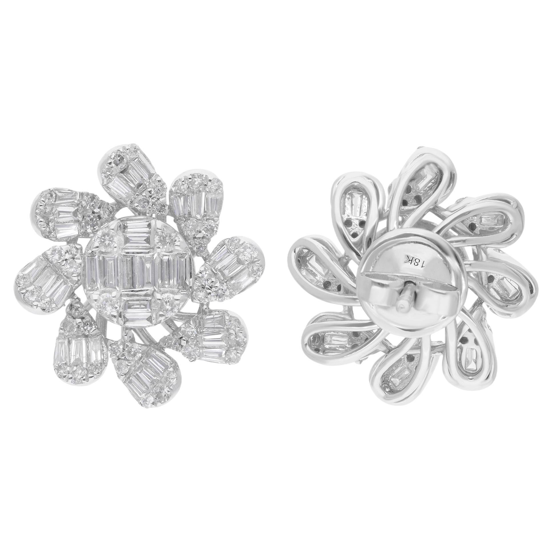 Boucles d'oreilles fleur en or blanc 14 carats avec diamants baguettes et ronds en vente