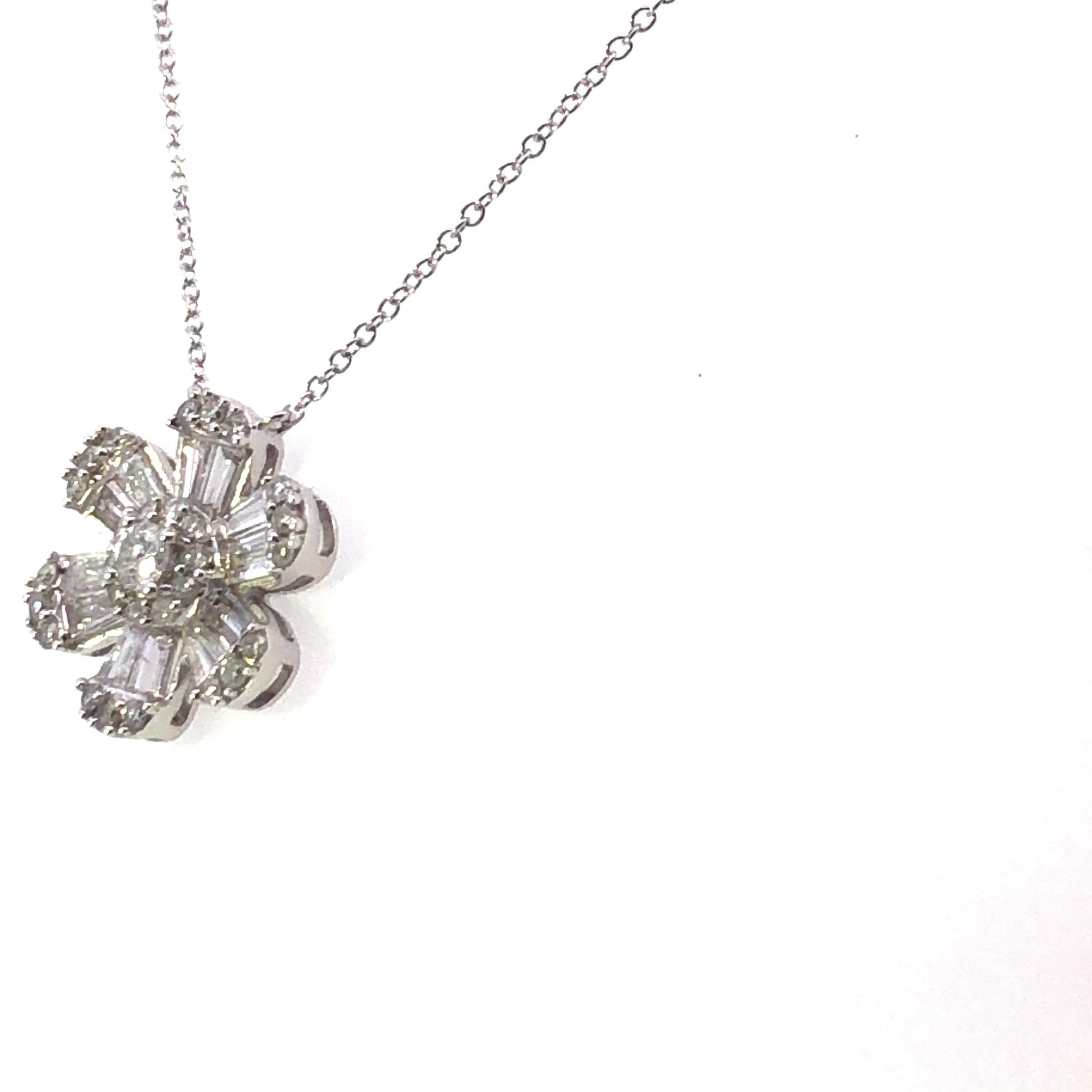 Moderno Ciondolo a fiore con diamante tondo e baguette - Oro bianco 14K 0,80ct in vendita