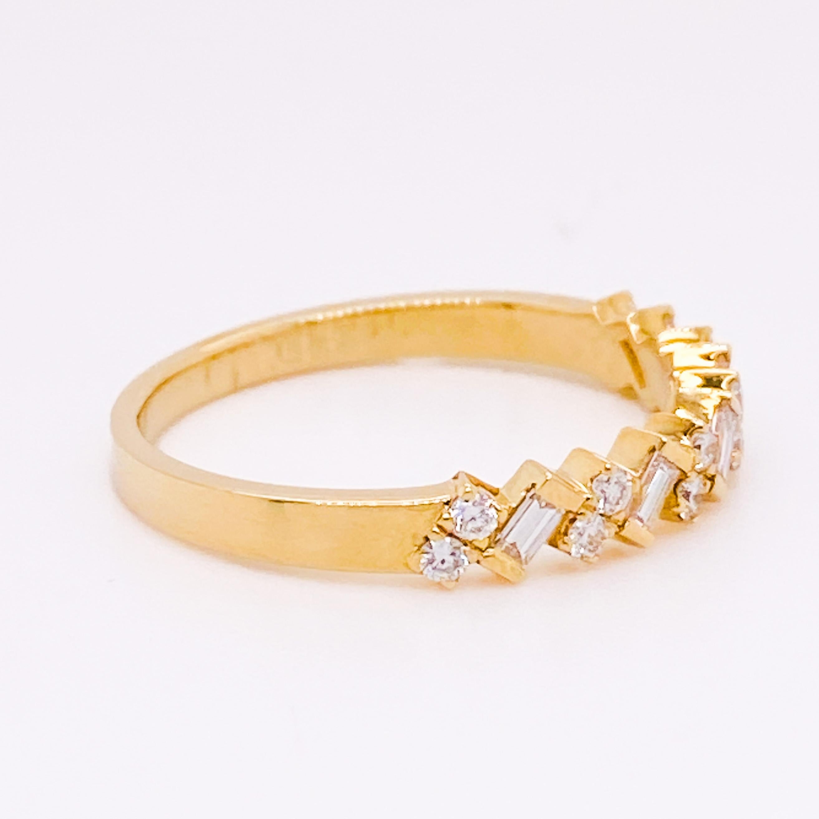 Ce bracelet en diamants est un modèle empilable avec des diamants baguettes et ronds sertis en angle. Les diamants sont tous de qualité supérieure et présentent une pureté VS1 et une couleur F/G. L'anneau est conçu pour avoir un aspect unique et