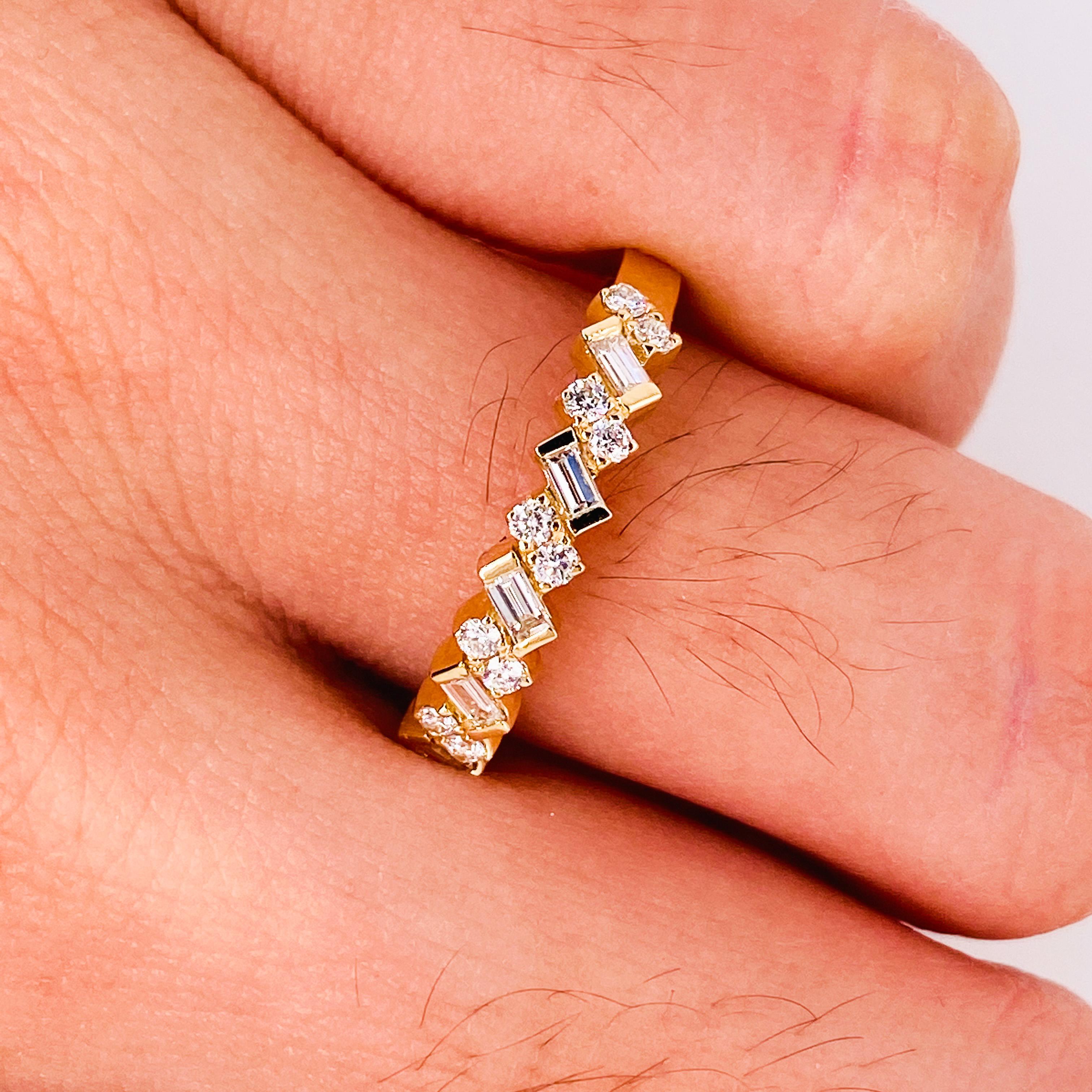 Bague d'éternité en or jaune 14 carats avec diamants ronds et baguettes Neuf - En vente à Austin, TX