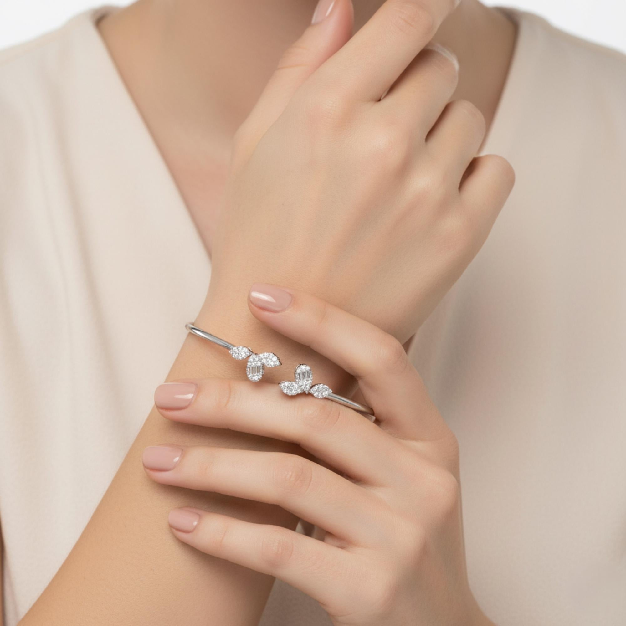 Ispirato alla delicata bellezza della natura, questo braccialetto presenta uno splendido motivo a foglie ornato da diamanti tondi e a baguette. I diamanti baguette, con la loro silhouette elegante e allungata, conferiscono un tocco moderno al