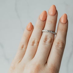 Fascia a eternità in oro bianco con diamanti tondi e baguette