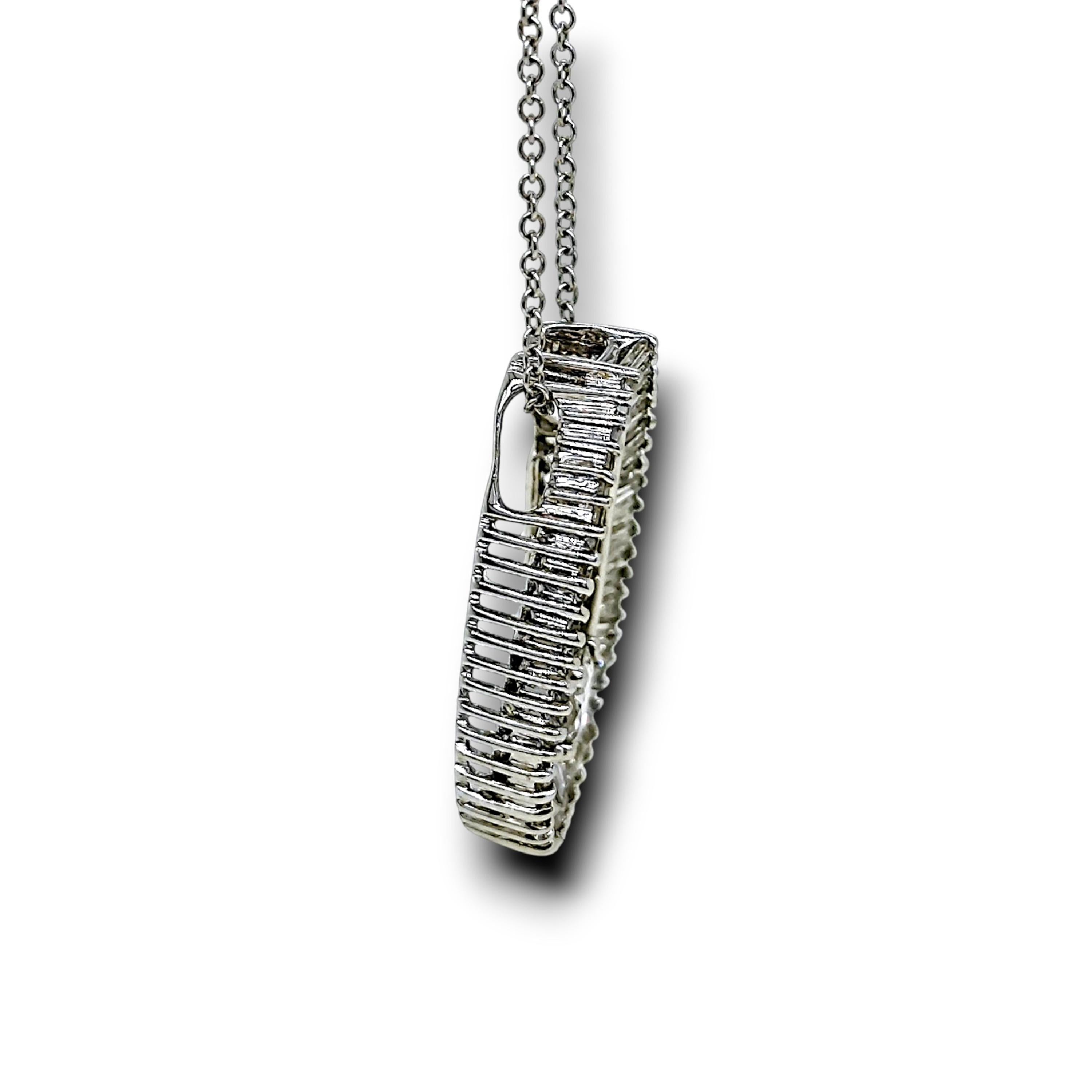 Donna Collana in oro bianco con diamante rotondo Baguette in vendita