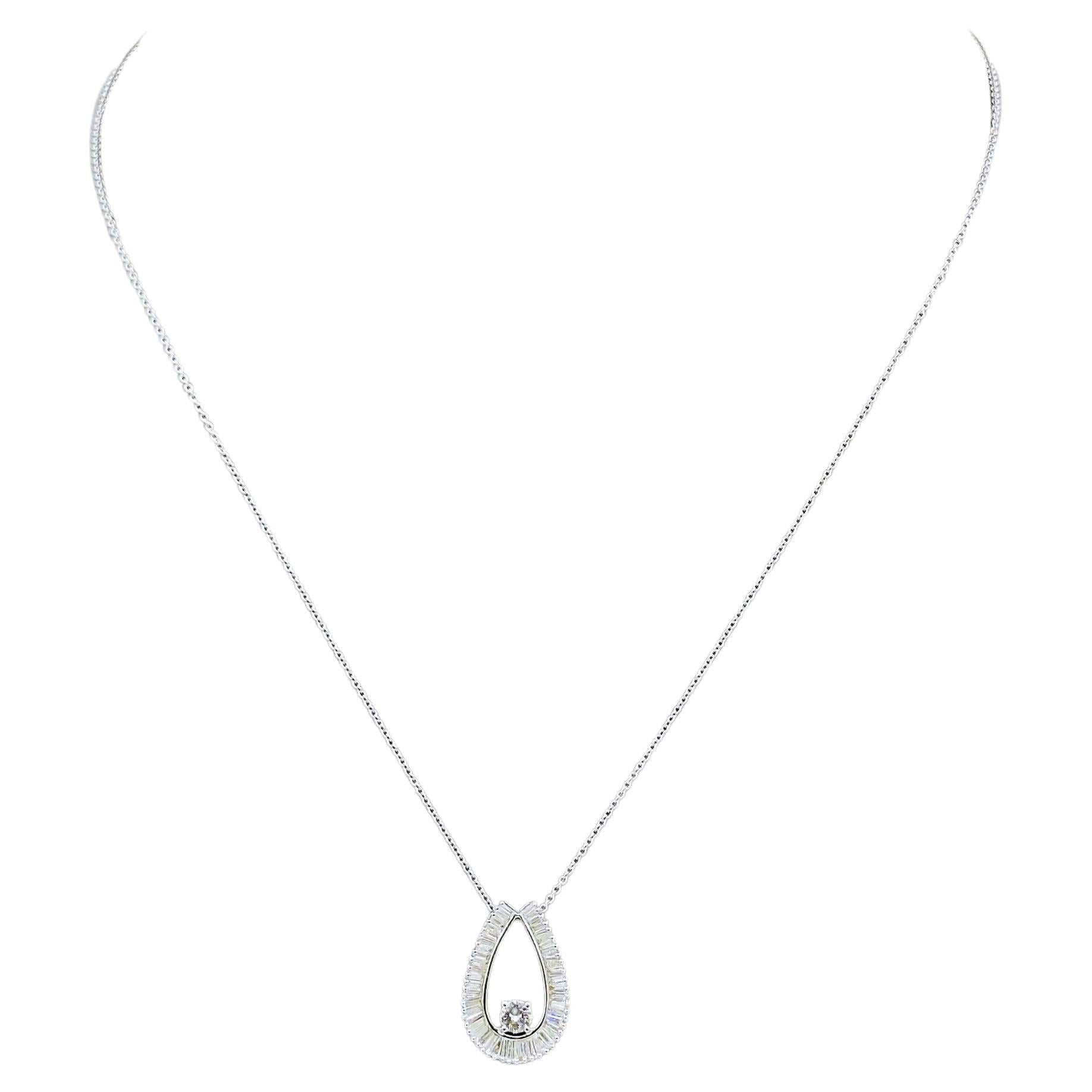 Collana in oro bianco con diamante rotondo Baguette in vendita