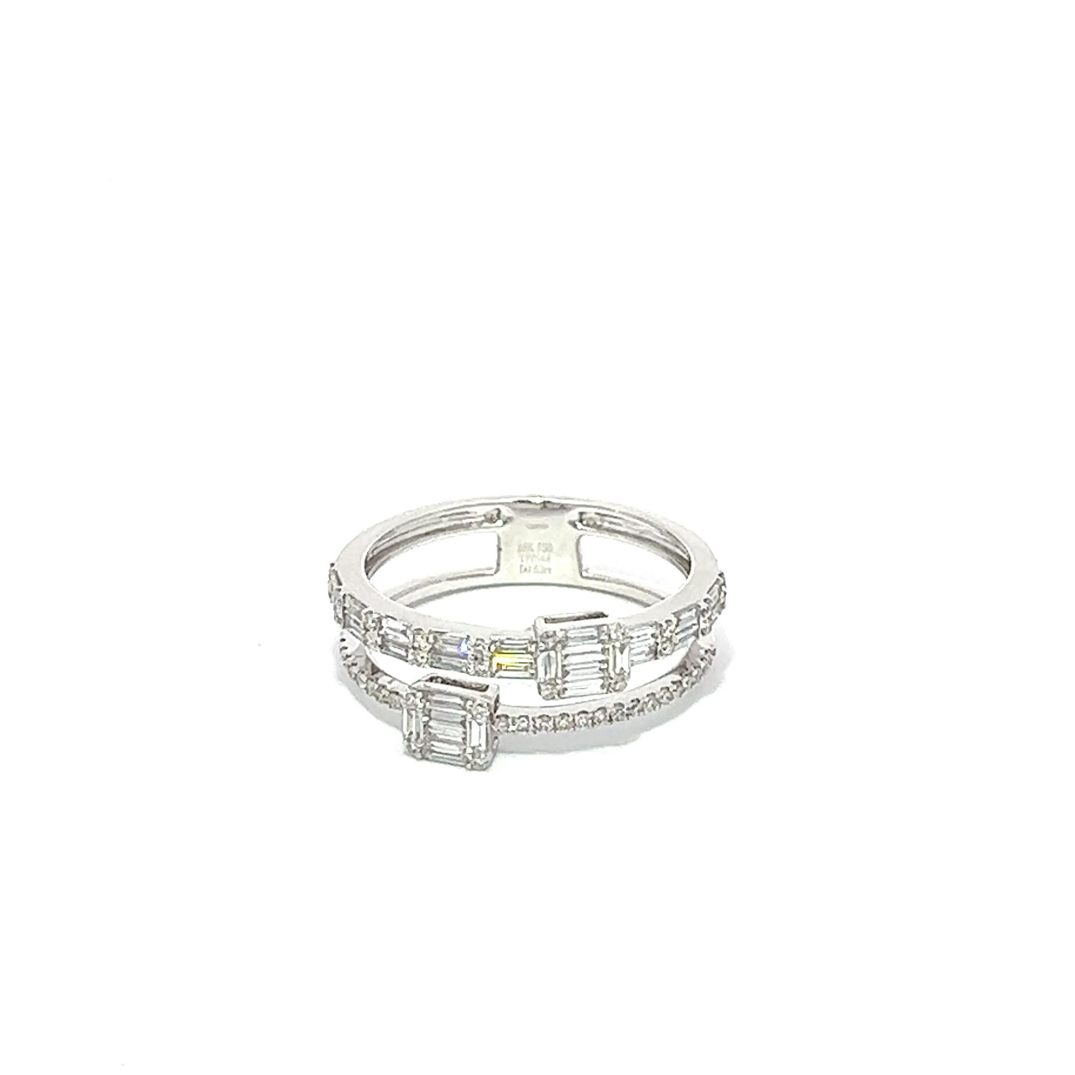 Baguette & Round Diamonds 18KW Gold Setiing Ladie's Ring  In New Condition For Sale In New York, NY