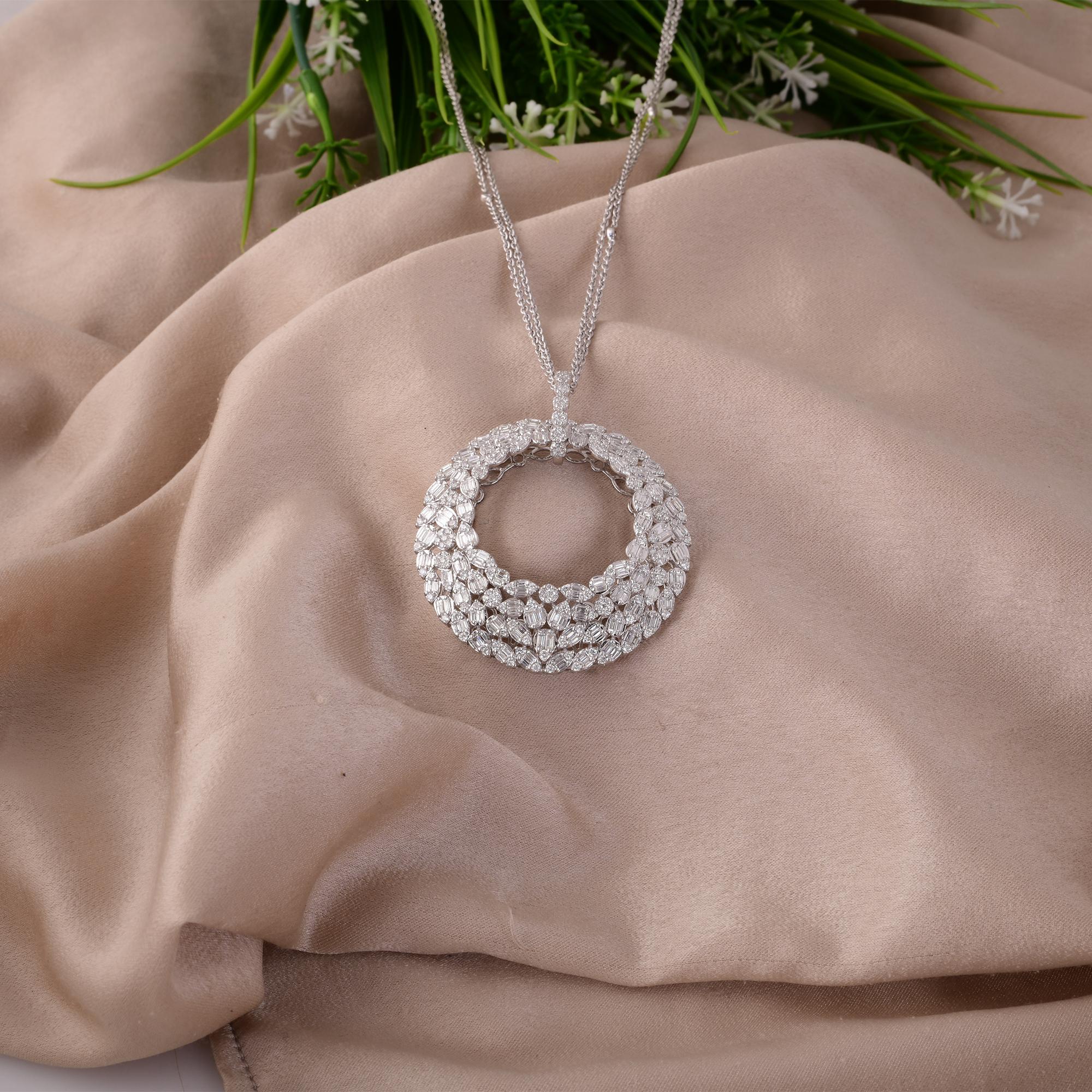 Collana con ciondolo a grappolo di diamanti Baguette e rotondi SI/H 4,25 carati in oro bianco 18 carati In condizioni Nuovo in vendita a Diera, Dubai