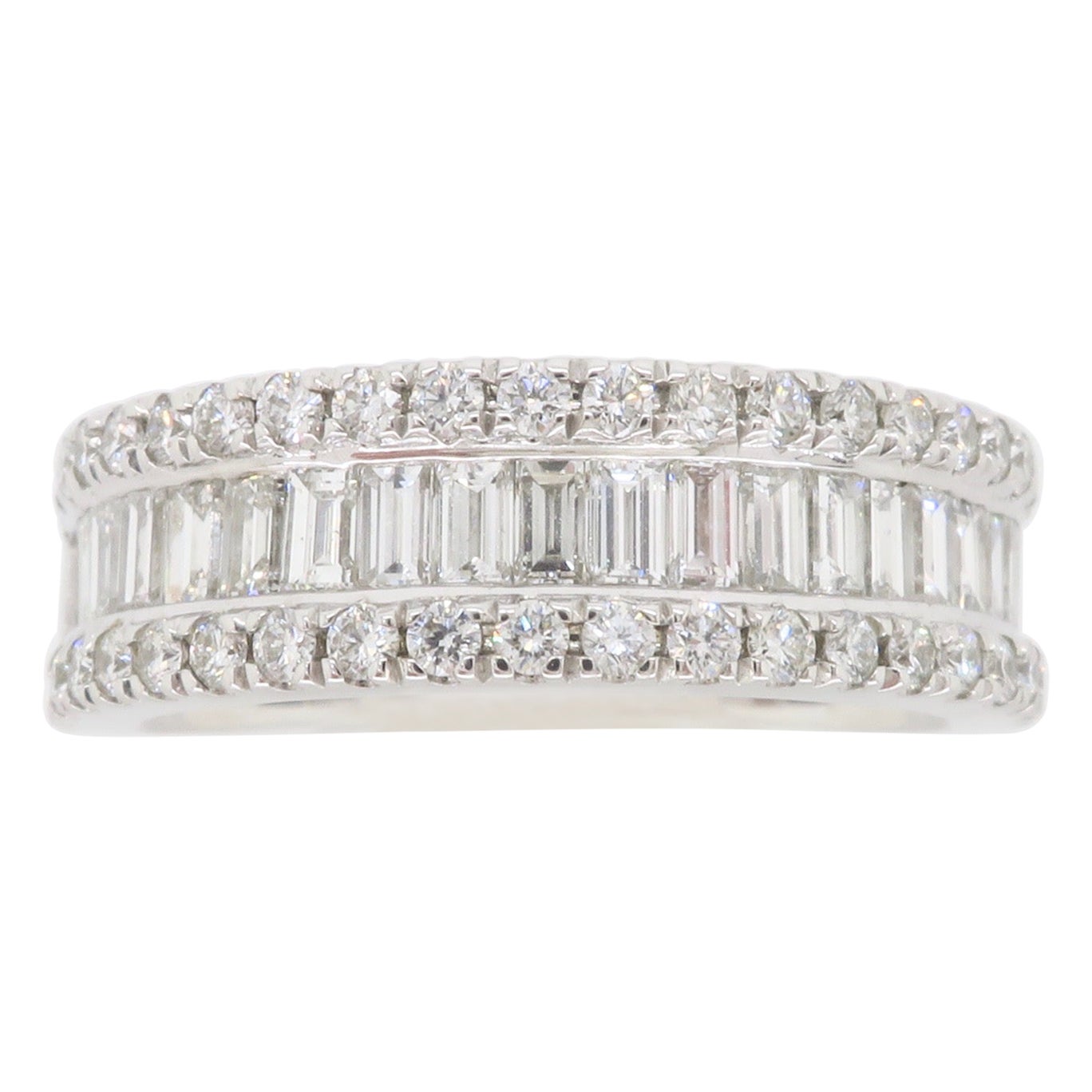 Dreireihiger Diamantring im Baguetteschliff und Rundschliff im Angebot