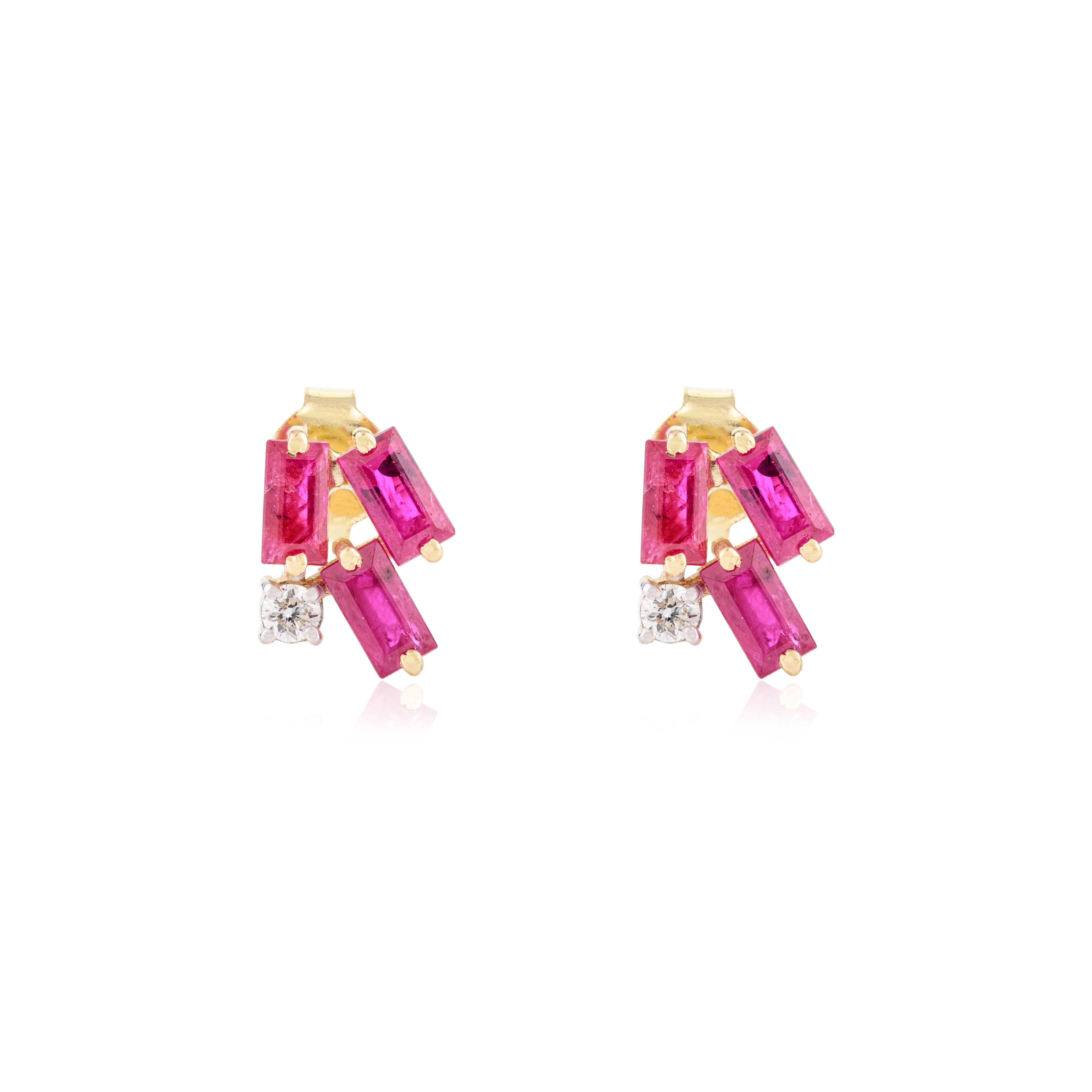 Art déco Clous d'oreilles grappe de rubis baguettes et diamants en or jaune massif 18 carats en vente