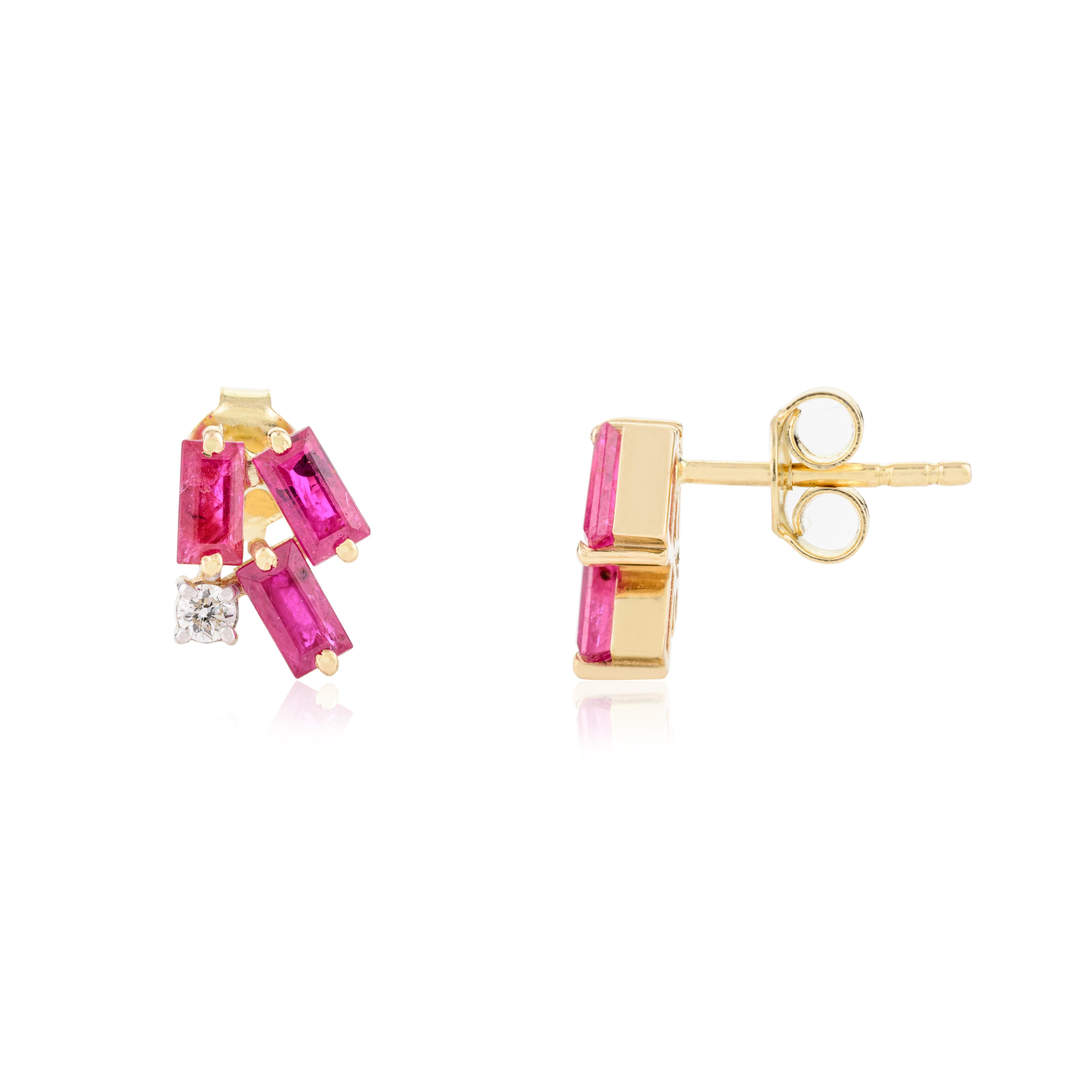 Clous d'oreilles grappe de rubis baguettes et diamants en or jaune massif 18 carats Neuf - En vente à New York, NY