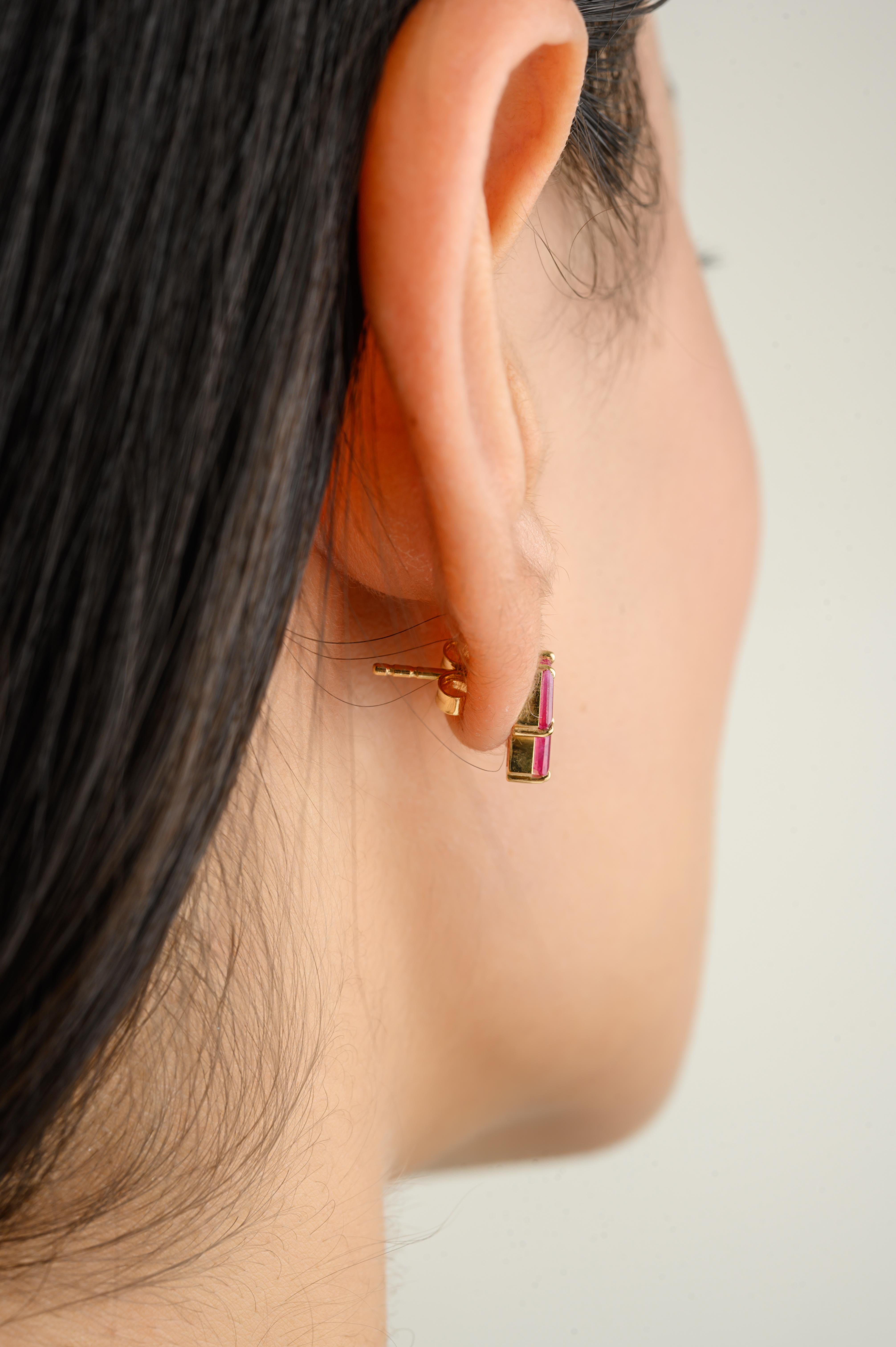 Clous d'oreilles grappe de rubis baguettes et diamants en or jaune massif 18 carats Pour femmes en vente
