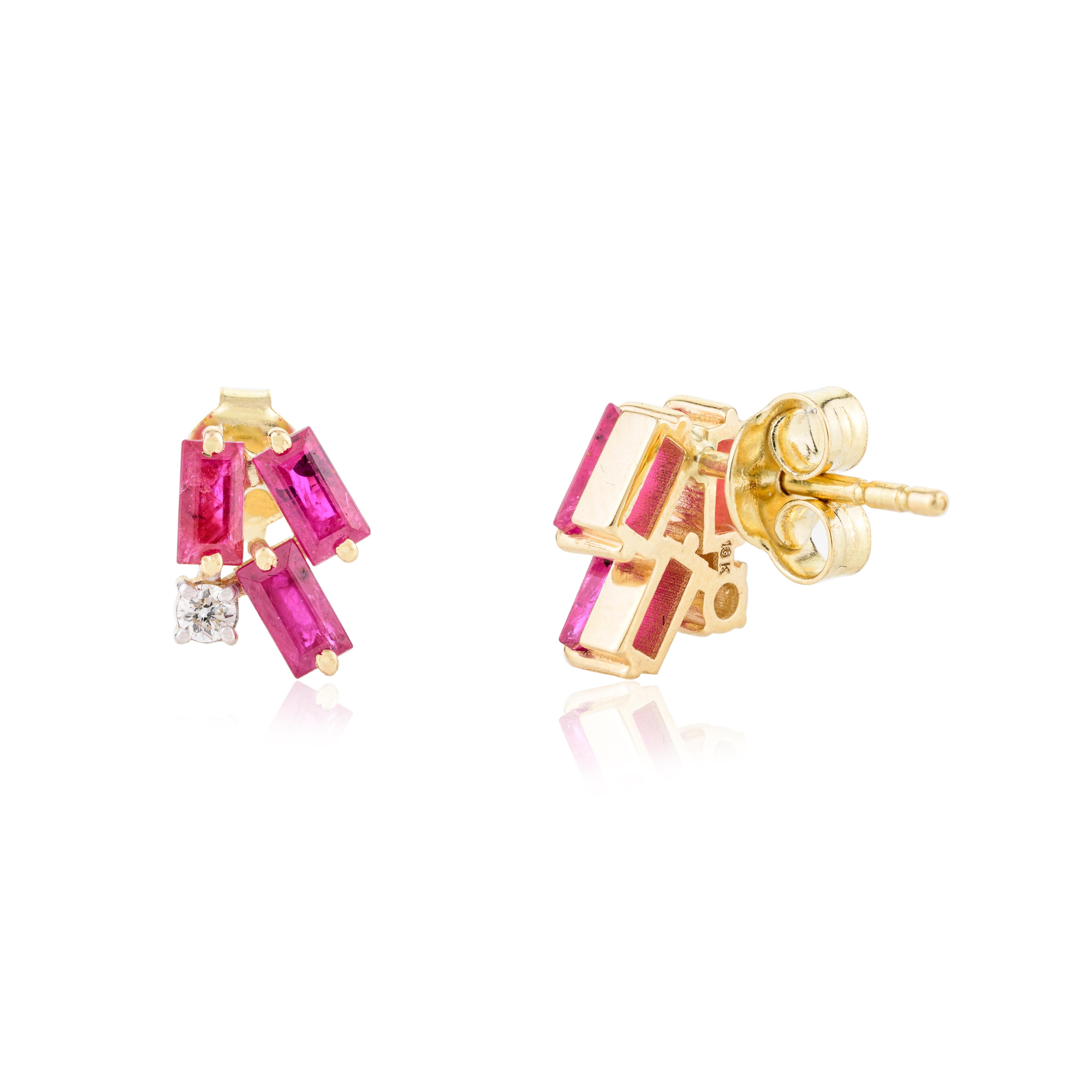 Clous d'oreilles grappe de rubis baguettes et diamants en or jaune massif 18 carats en vente 1