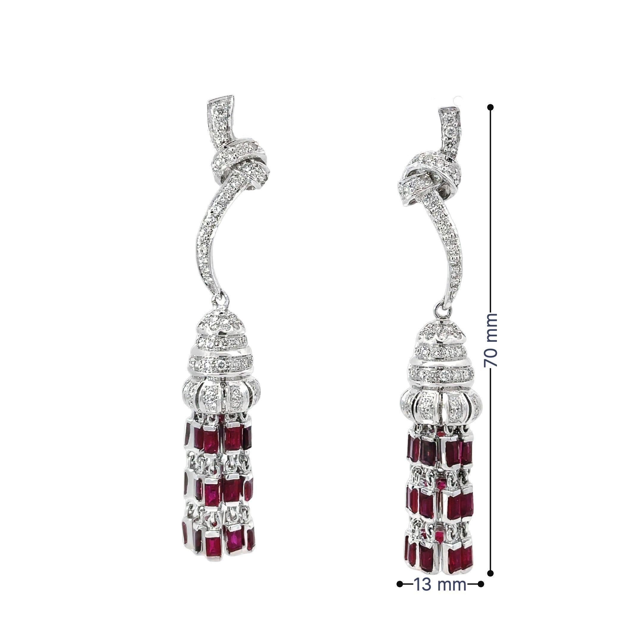 Gli orecchini a cerchio con rubino baguette e nodo di diamanti sono davvero un'opera d'arte. Realizzati in lussuoso oro bianco 18 carati e impreziositi da oltre 11 carati dei più ricchi rubini rossi baguette, questi orecchini di grande effetto sono