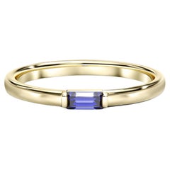 Anello con zaffiro baguette in oro 14k