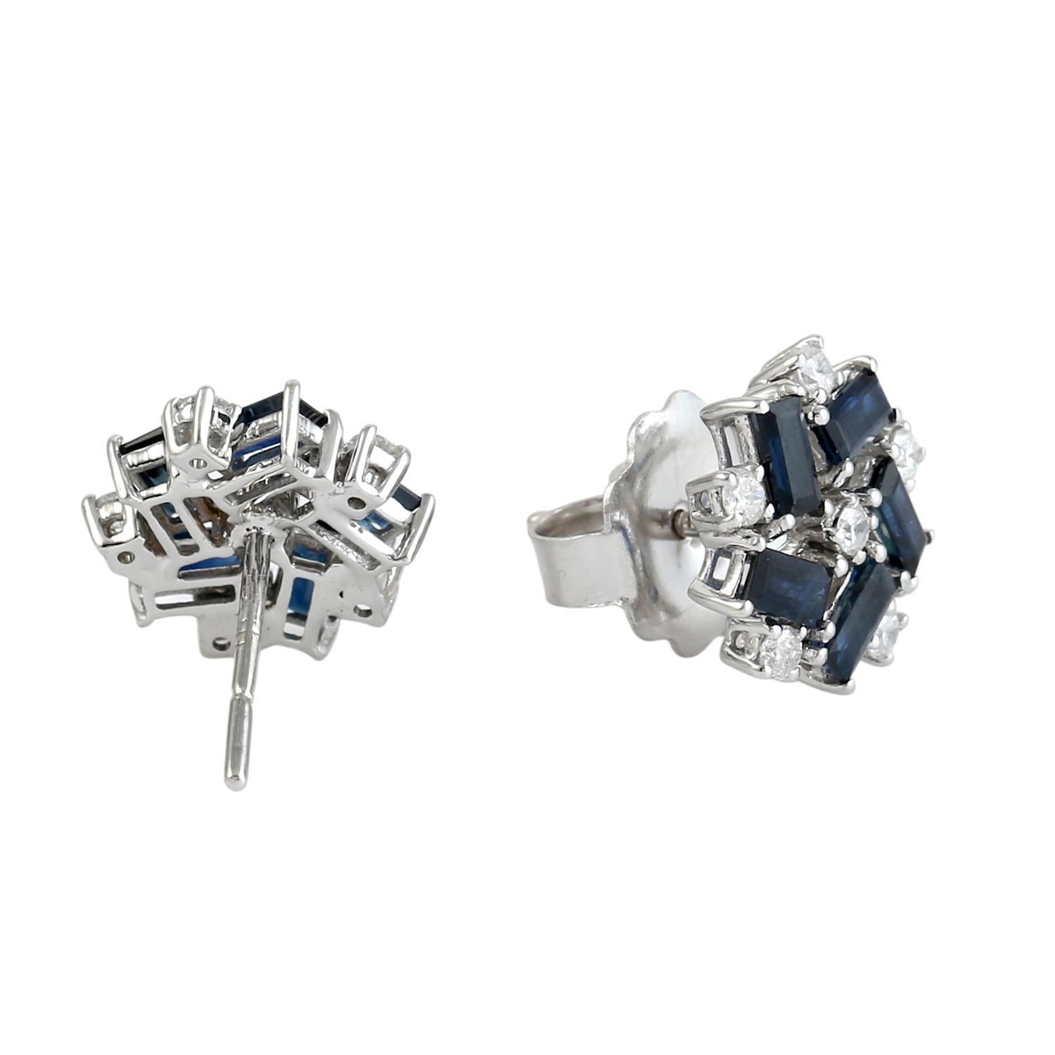 Baguette förmigen blauen Saphir floralen Ohrstecker mit Diamanten in 18k Weißgold (Kunsthandwerker*in) im Angebot