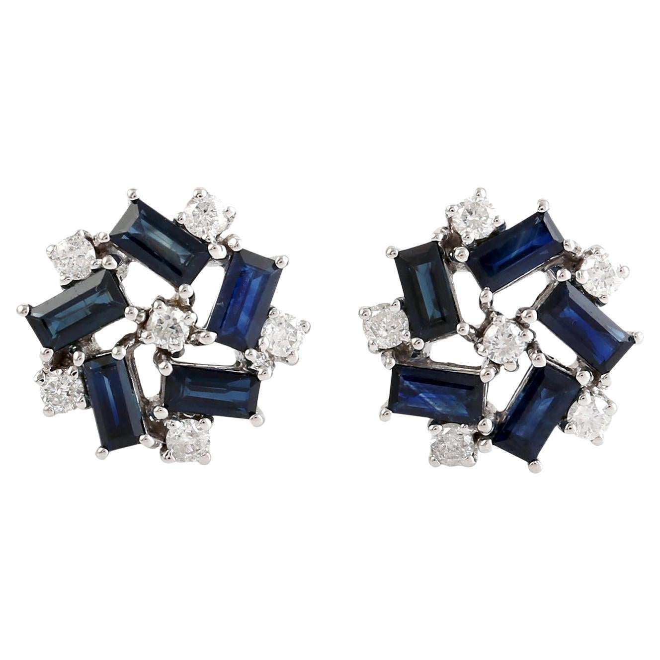 Borchie floreali con zaffiro blu a forma di baguette e diamanti in oro bianco 18 carati