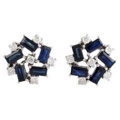 Borchie floreali con zaffiro blu a forma di baguette e diamanti in oro bianco 18 carati