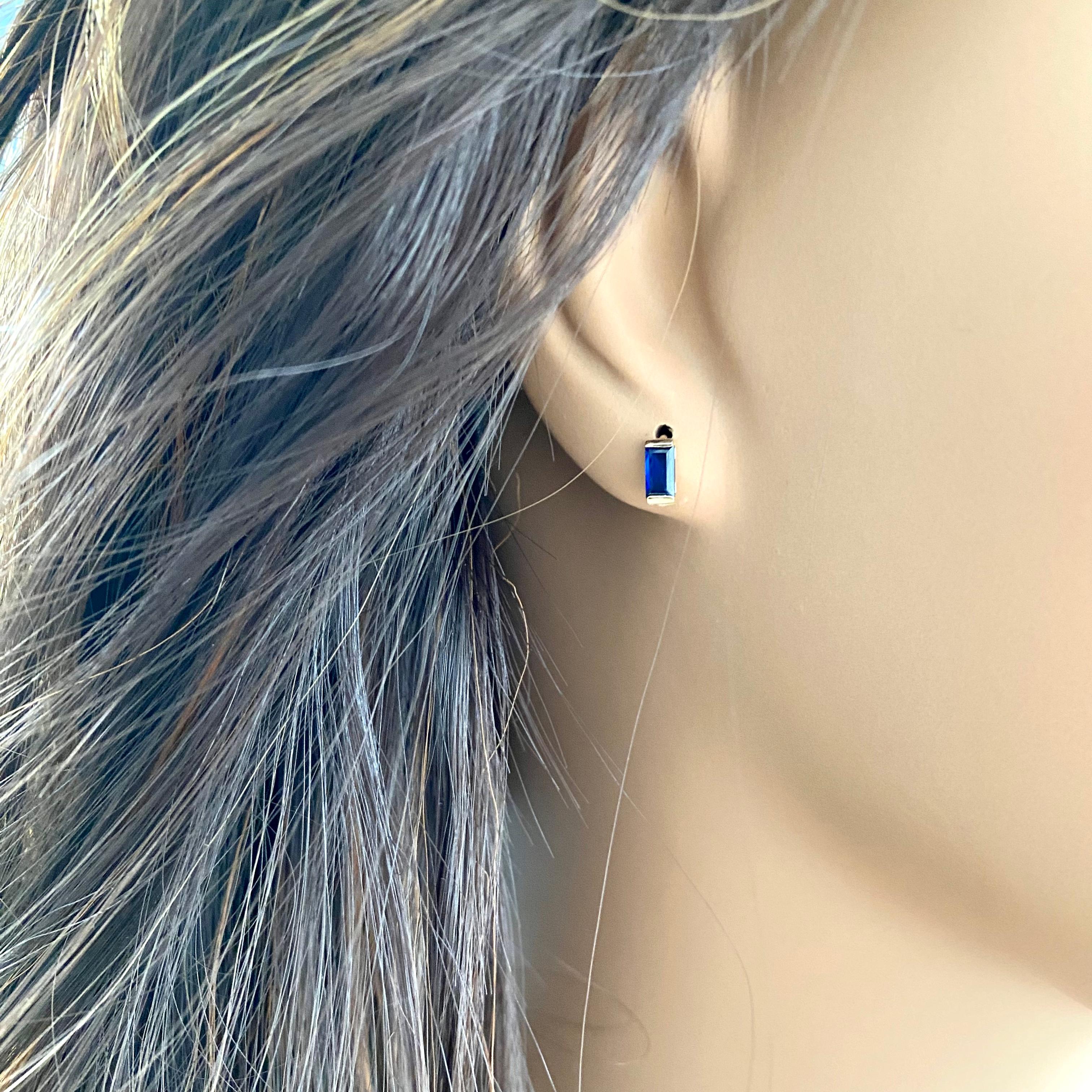 Women's or Men's Baguette Shaped Sapphire 0.70 Carat Yellow Gold Mini Stud Earrings 
