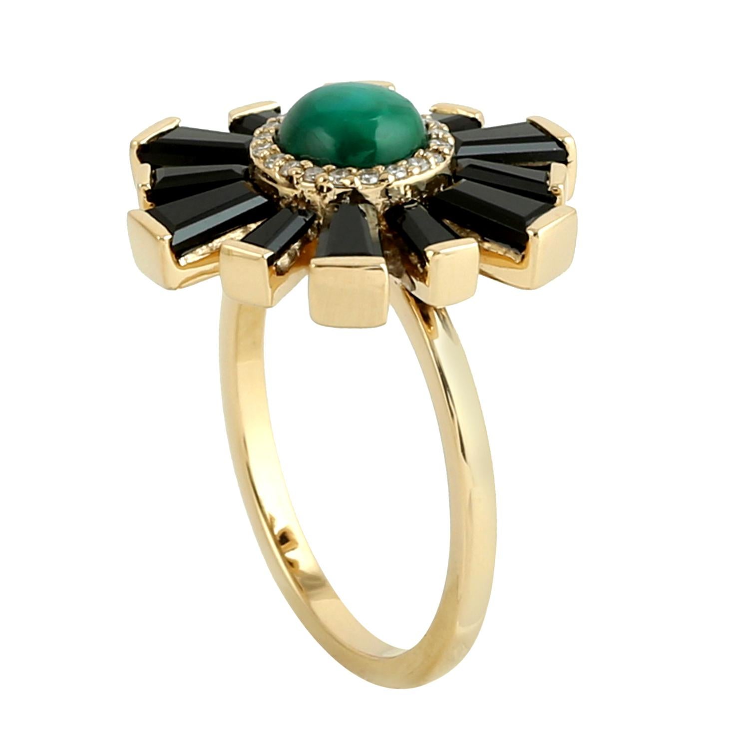 Baguette Shaped Spinel Ring With Round Chrysoprase Made in 18K Yellow Gold In New Condition For Sale In New York, NY