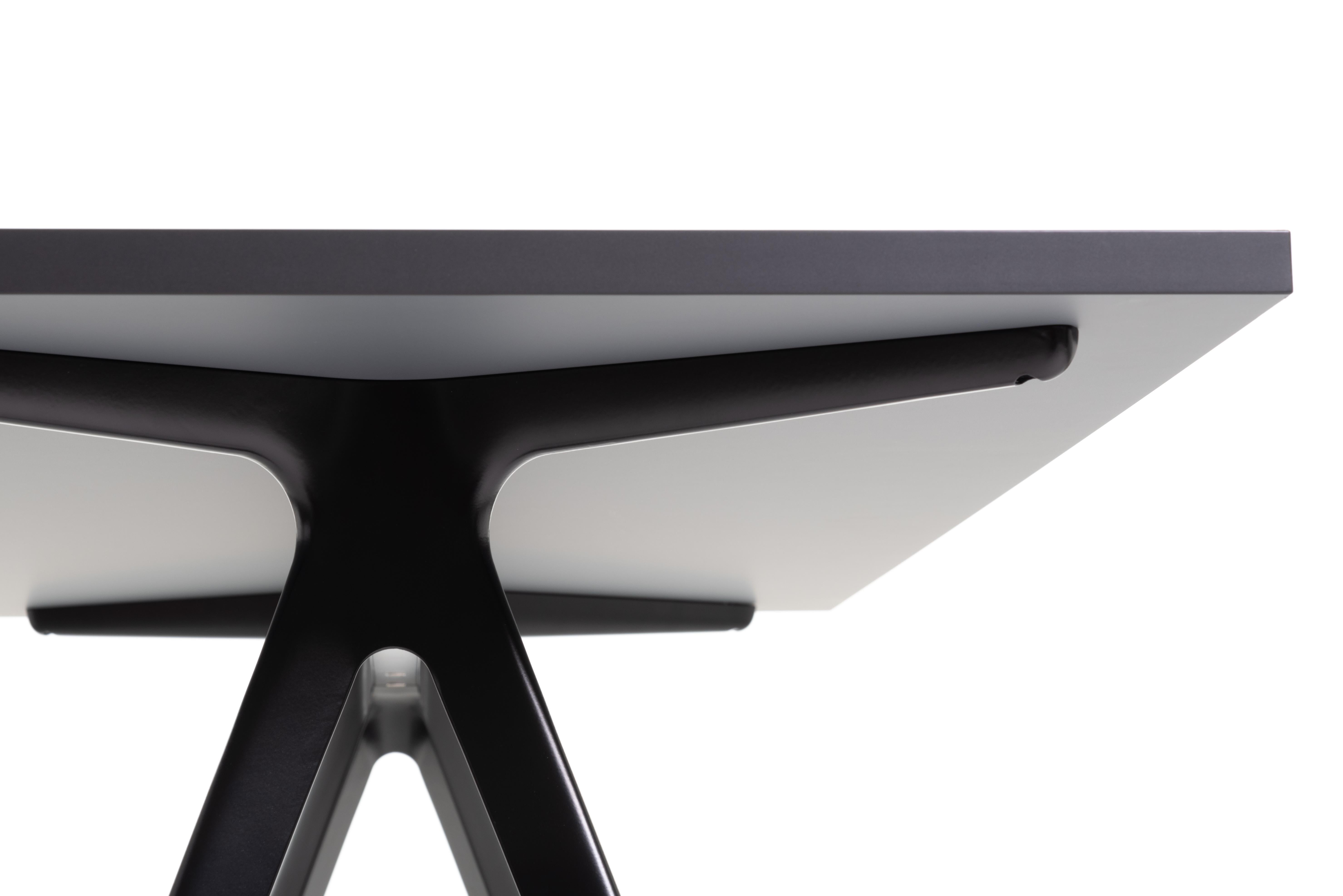 Baguette ist ein rechteckiger, großer Tisch in zwei Teilen. Eine undurchsichtige Platte ruht auf einem äußerst widerstandsfähigen und dennoch zarten Aluminiumsockel.
Wir haben unser Augenmerk auf die Struktur des Projekts gerichtet, um so wenig