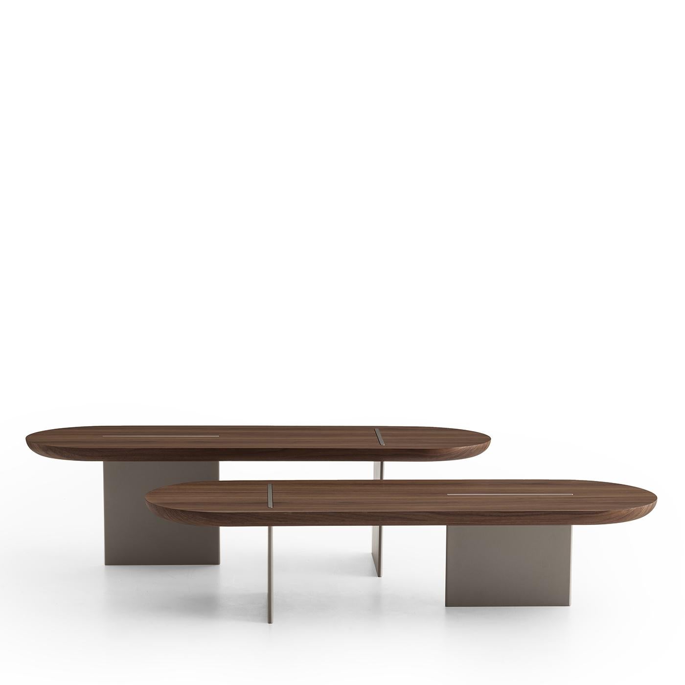 An elongated MDF top with rounded extremities, veneered in precious Canaletto walnut, and featuring a blunted profile is the element explaining the reason this design is named after the typical French baguette. It includes a sculptural and airy base