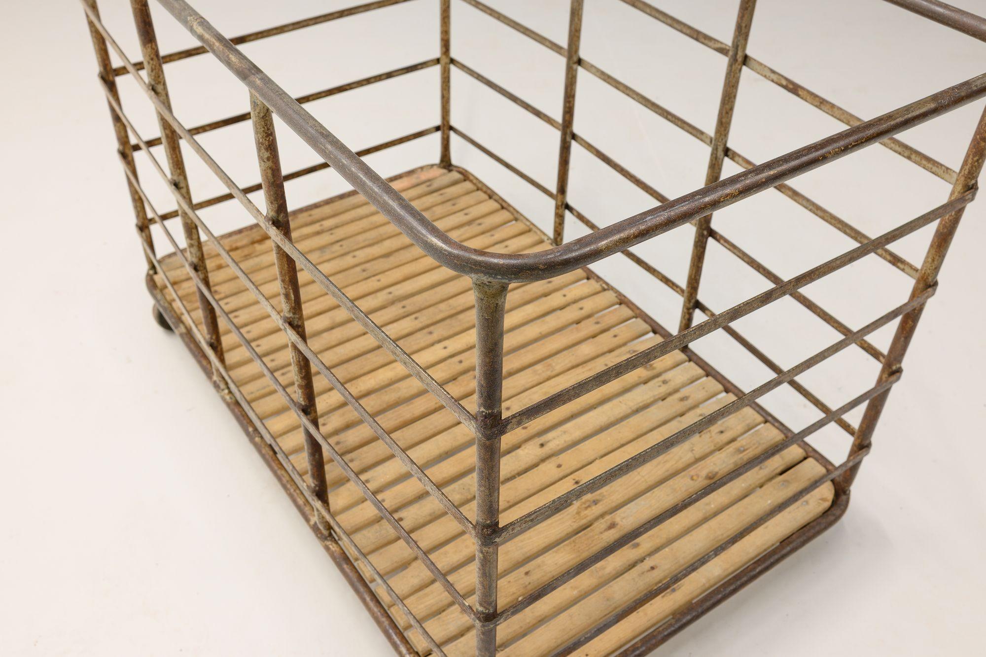 Baguette Trolley In Good Condition For Sale In London, England