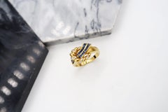 18 Karat Goldring mit geflochtener Schnalle und blauem Samt-Saphir-Riemen