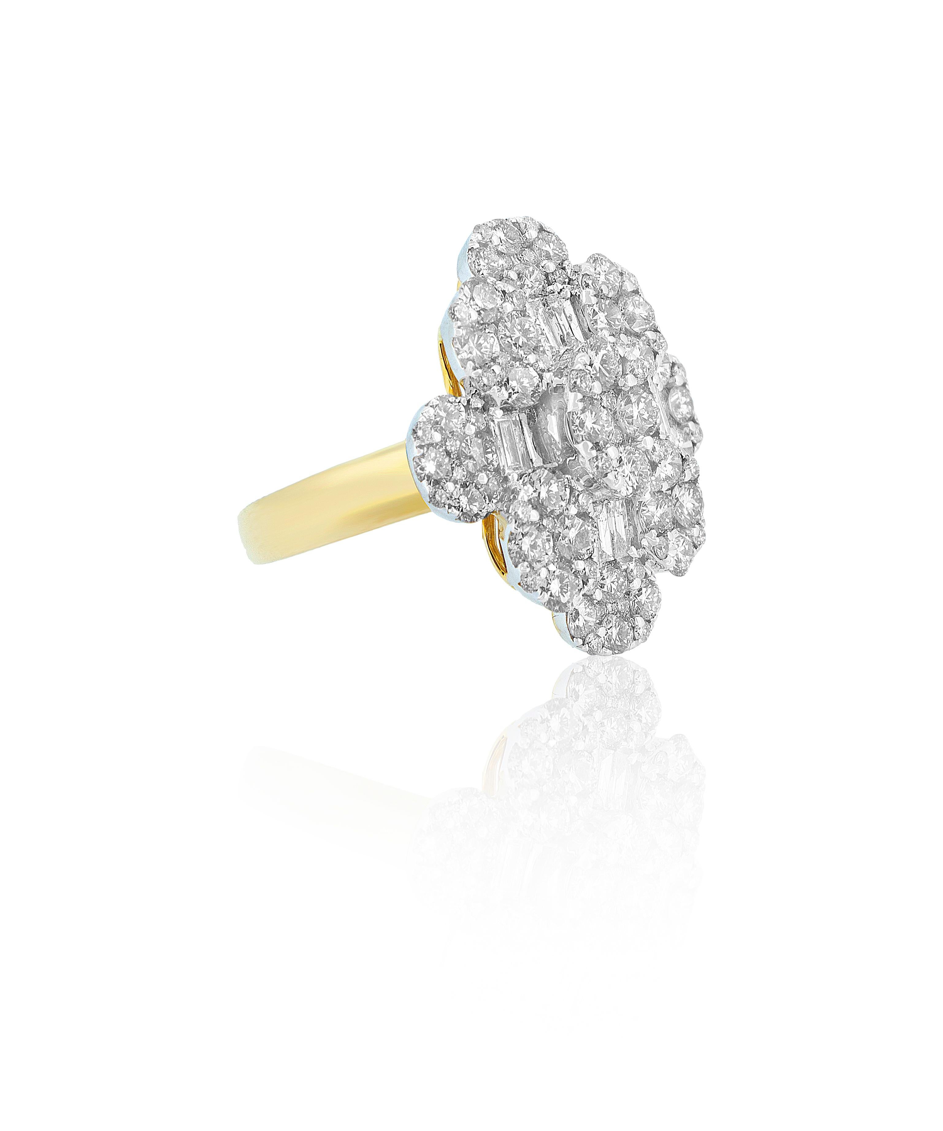 En vente :  Bague grappe de diamants ronds et baguettes sertie en or massif 18 carats 2