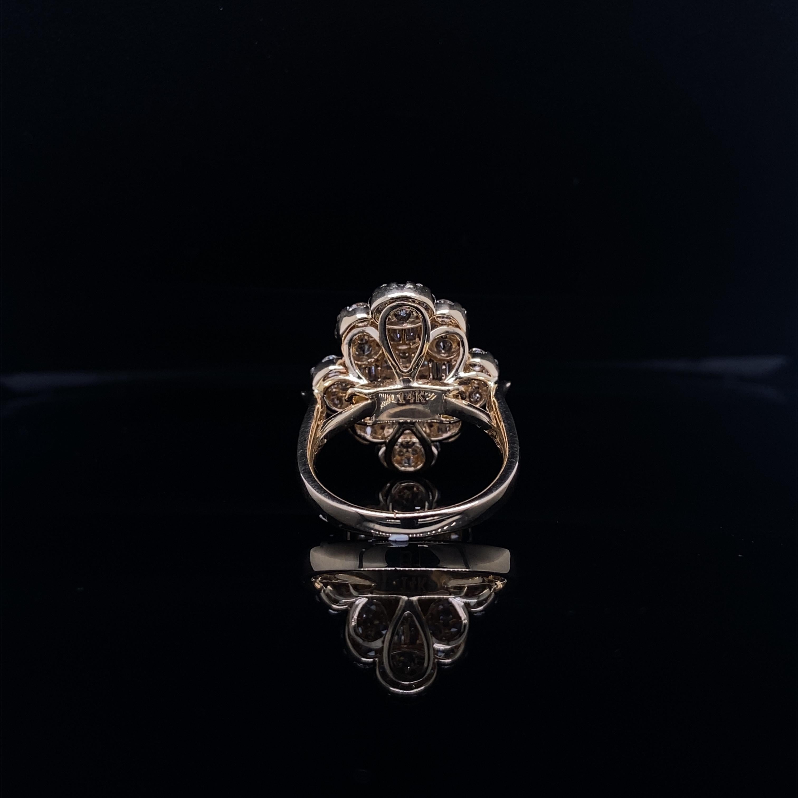 Im Angebot: Baguettes & runde Diamanten Cluster Ring Set in 18K massivem Gold () 7