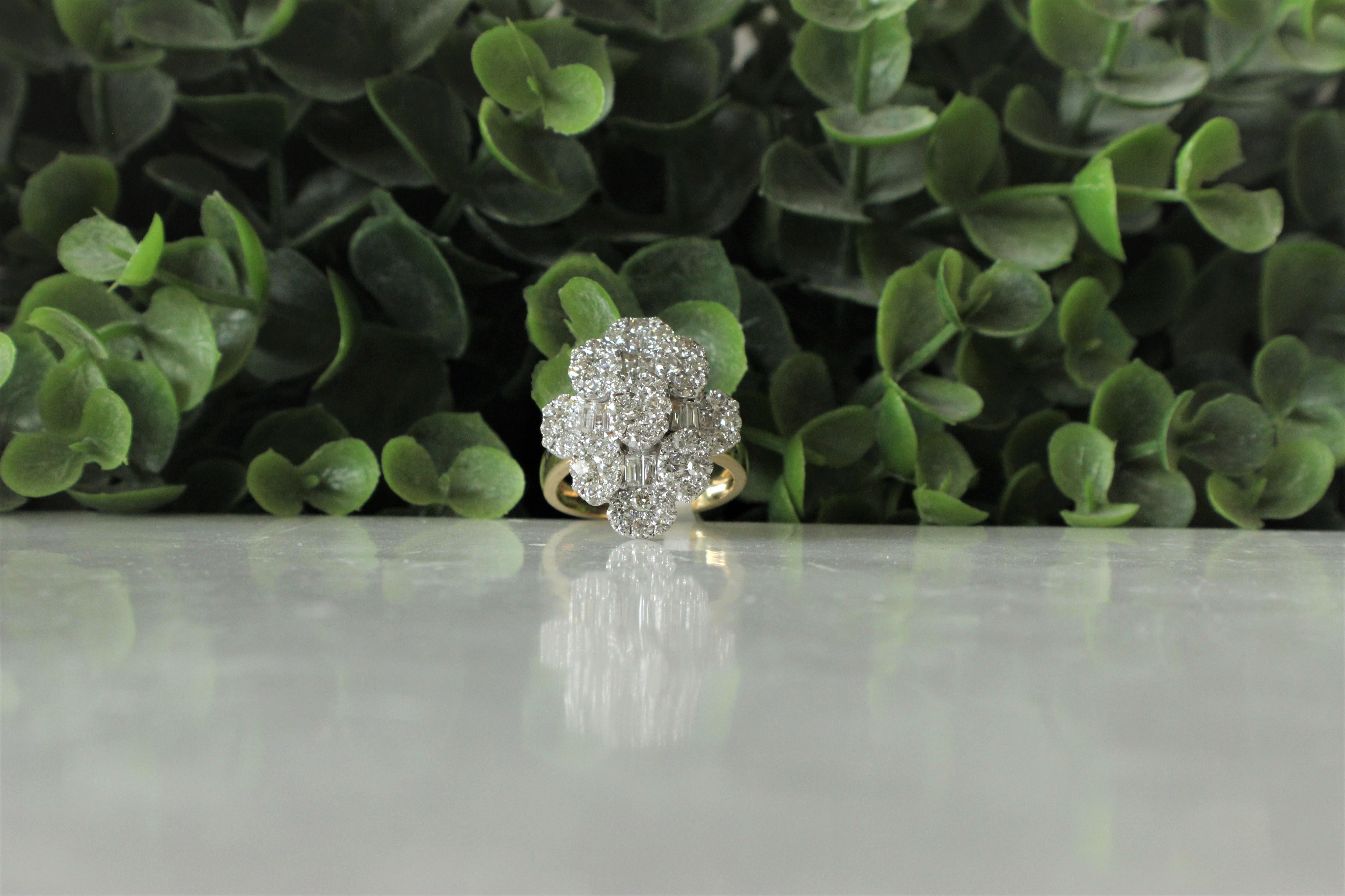 Im Angebot: Baguettes & runde Diamanten Cluster Ring Set in 18K massivem Gold () 8