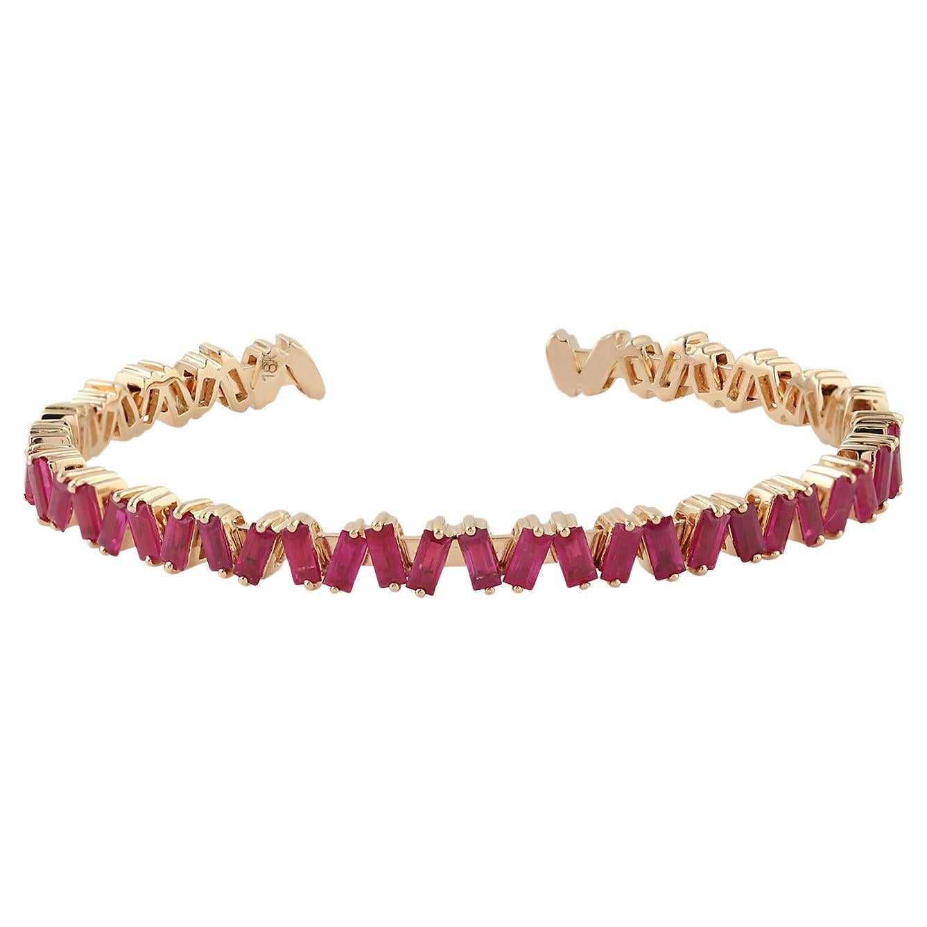 Bracelet jonc rubis en forme de baguettes en or 18 carats en vente
