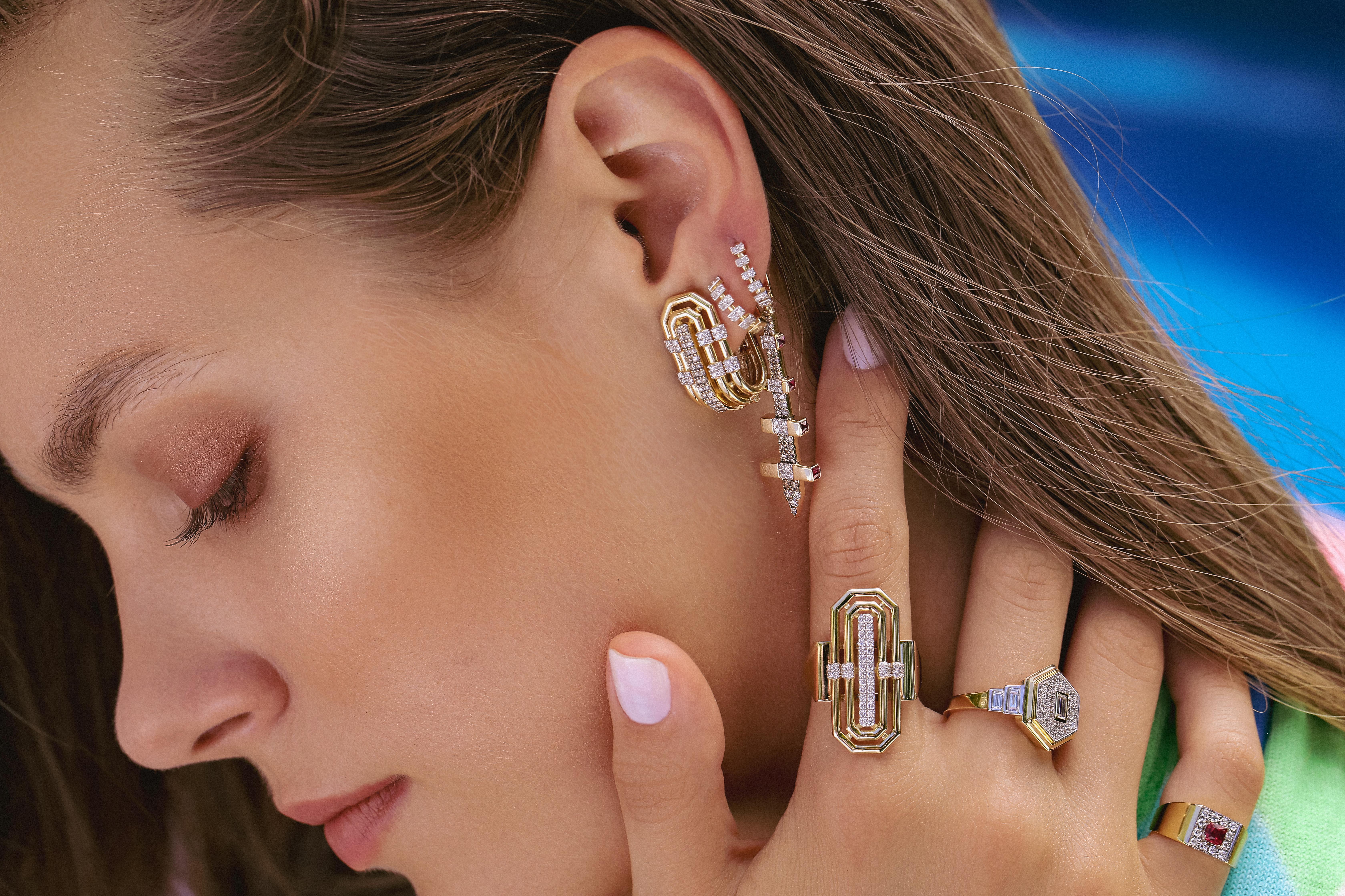 Moderne Boucles d'oreilles Kylie en or jaune 14 carats avec diamants, bijouterie baguette en vente