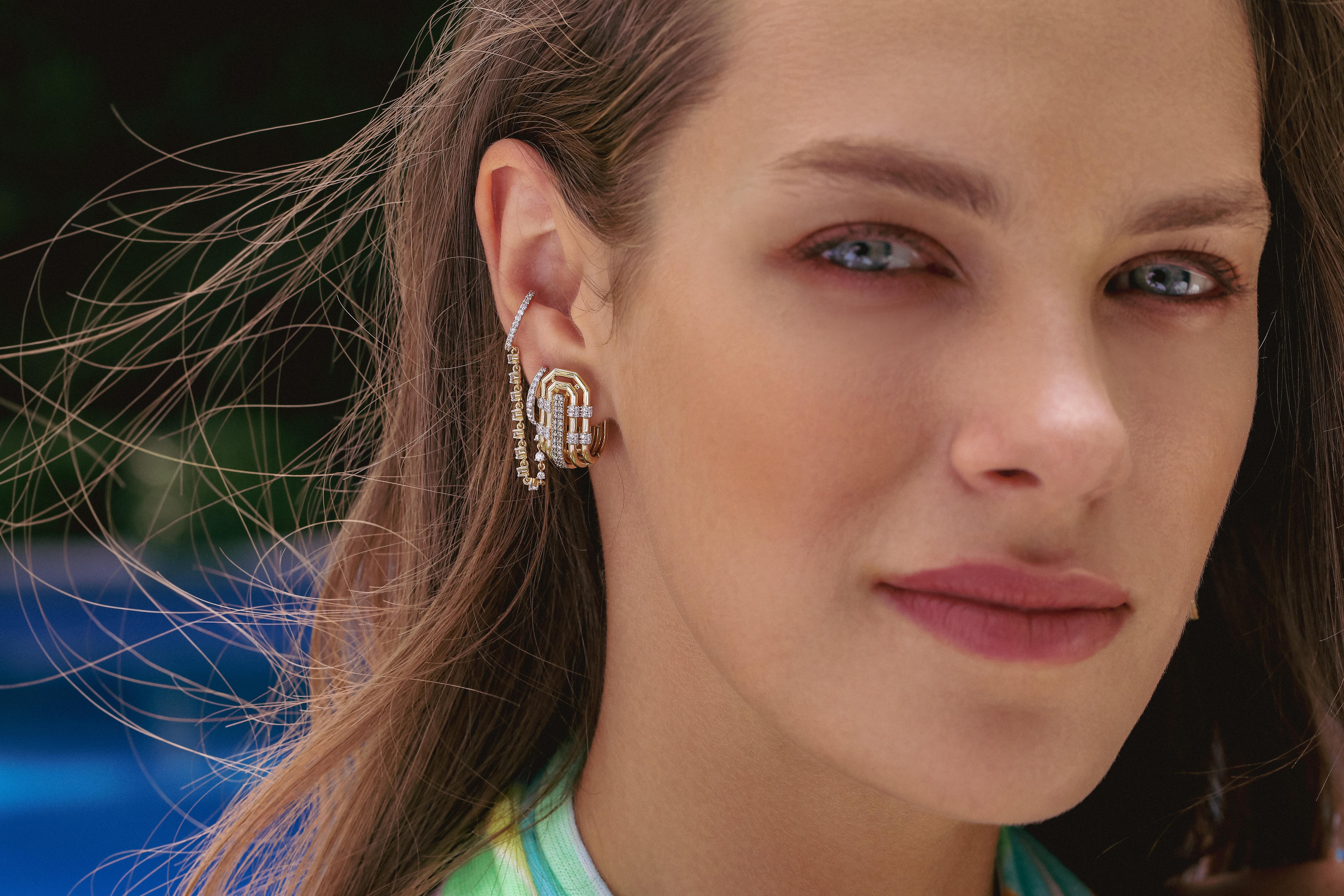 Taille ronde Boucles d'oreilles Kylie en or jaune 14 carats avec diamants, bijouterie baguette en vente