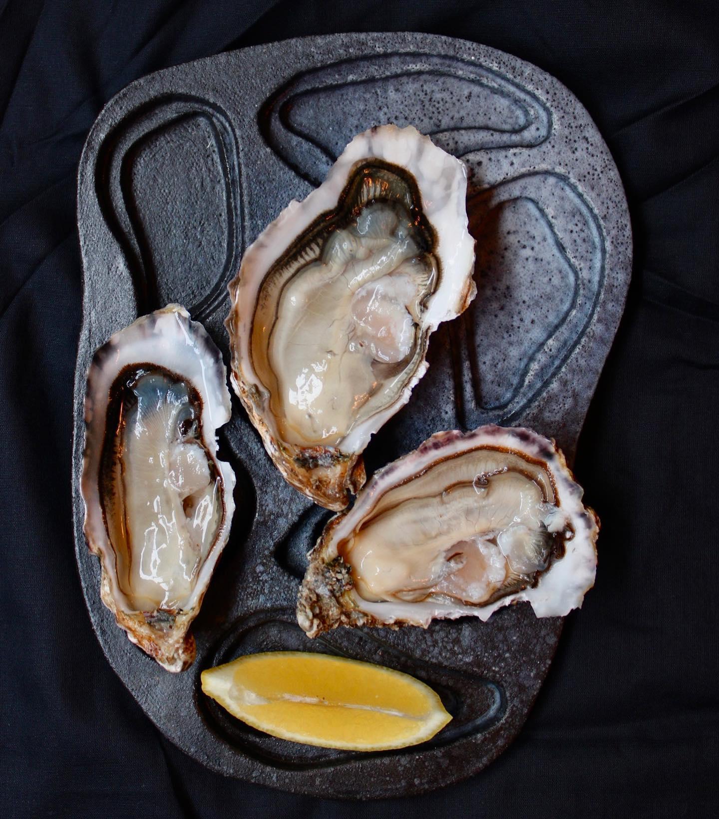 XXIe siècle et contemporain Bah Oui Assiette à huîtres en grès moyenne en vente