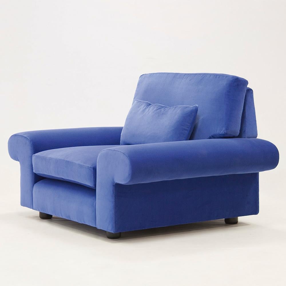 Armchair Bahamas velvet with structure in solid
wood. Upholstered and covered with high quality
blue velvet fabric. Totally handmade piece.
Also available with other fabrics on request.
