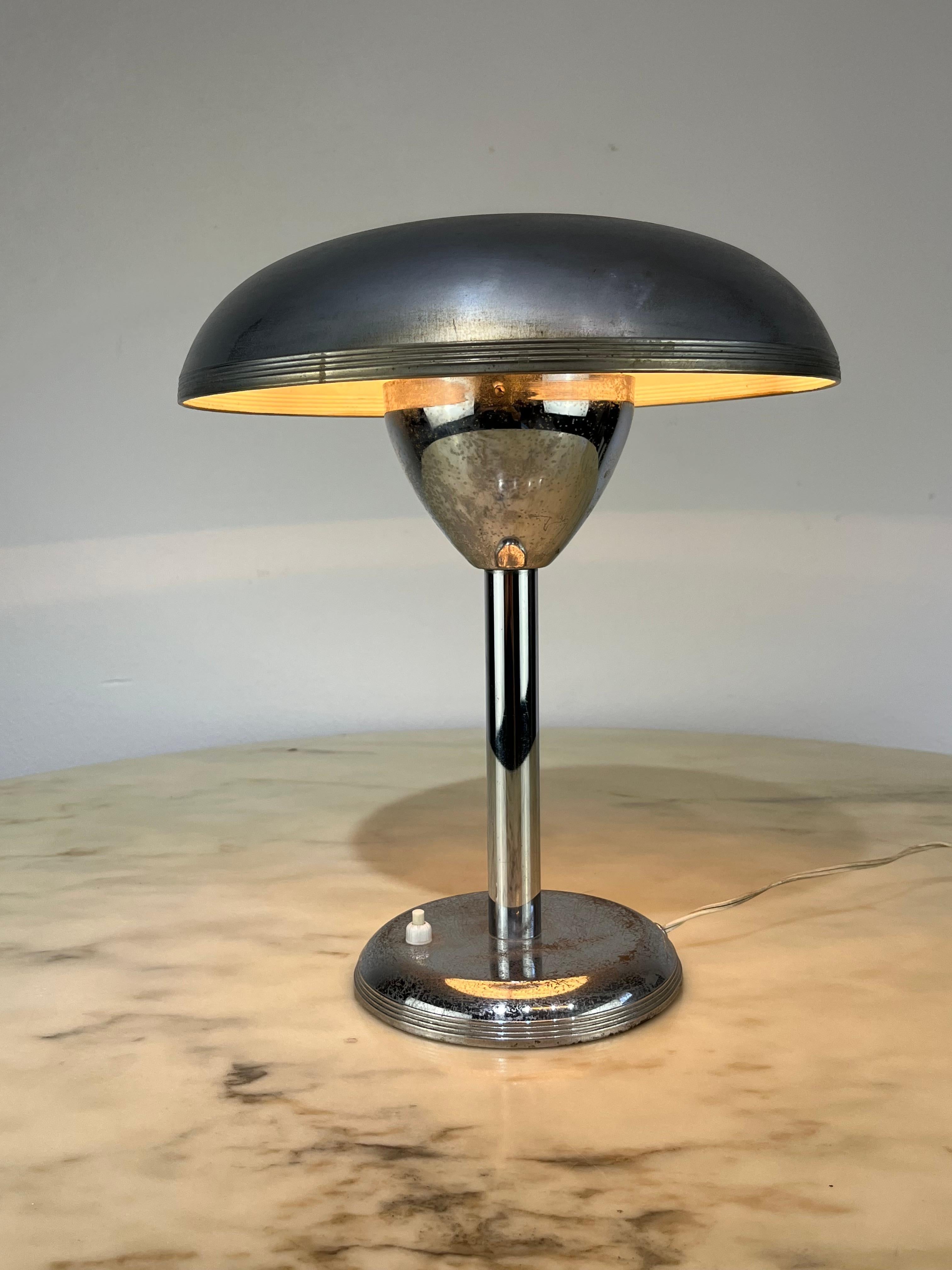 Lampe de table des années 1930. Style Bahaus, 36 cm de haut, 28 cm de diamètre. Il présente des signes de vieillissement et d'oxydation mais est entièrement fonctionnel.

Le Bauhaus, dont le nom complet était Staatliches Bauhaus, était une école