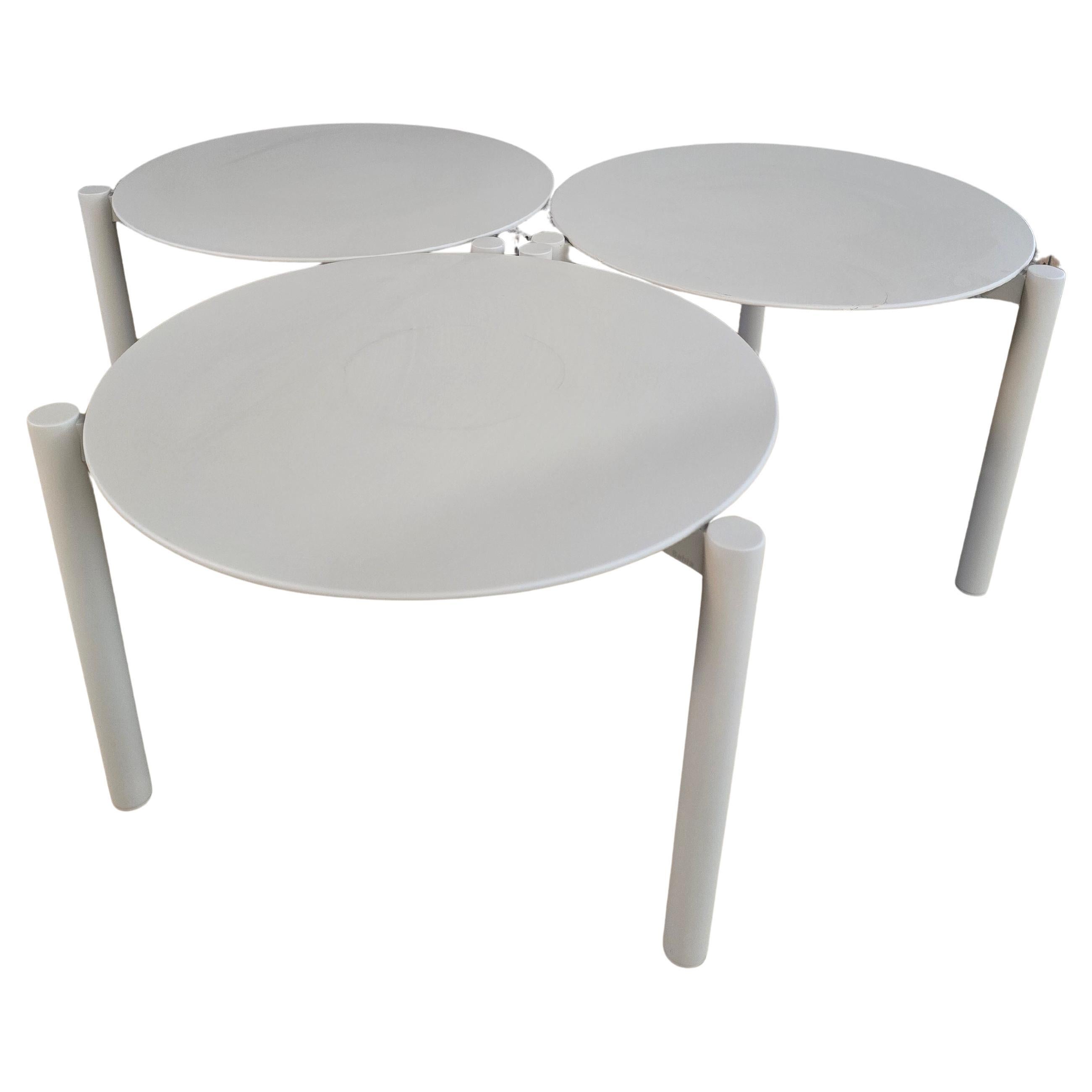 Tavolino BAHIA design Calvi Brambilla

Il tavolo da esterno Bahia ha un piano circolare che poggia su una base in alluminio. Il suo design leggero e maneggevole lo rende un accessorio facilmente trasportabile.

I tavoli Bahia sono impilabili e