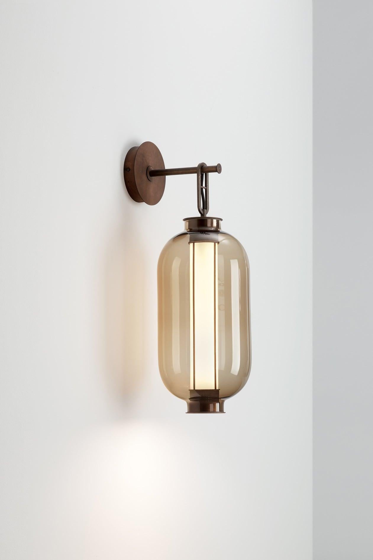 BAI A BA BA - Interior

Lámpara de pared. Estructura de acero electrochapado en bronce. Difusor de vidrio soplado transparente, ámbar y gris. La columna de tiras de leds proporciona luz ambiental y el módulo de leds colocado en la parte inferior