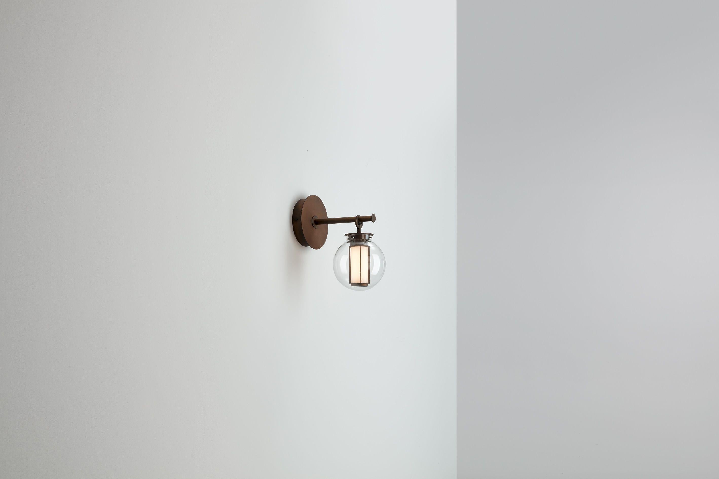 BAI A DI DI 

Lámpara de pared. Estructura de acero electrochapado en bronce. Difusor de vidrio soplado transparente, ámbar y gris. Columna de leds en tira y driver regulable 1-10V incluidos
Por Neri & Hu, 2014. 
Fabricado por Parachilna.


Esta
