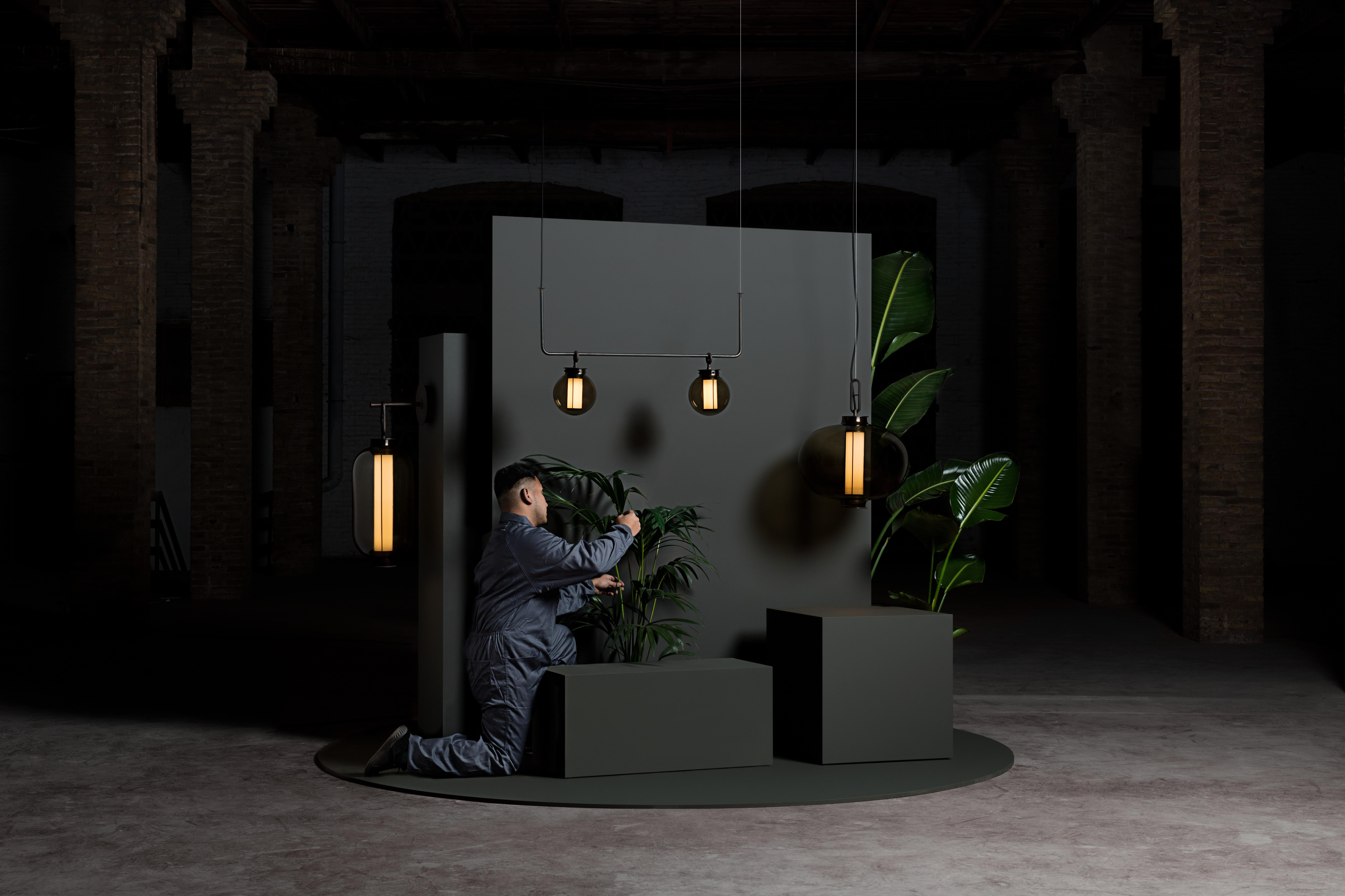 Aplique de pared BAI A DI DI en bronce y cristal ámbar de Neri & Hu 2014 Moderno de mediados de siglo en venta