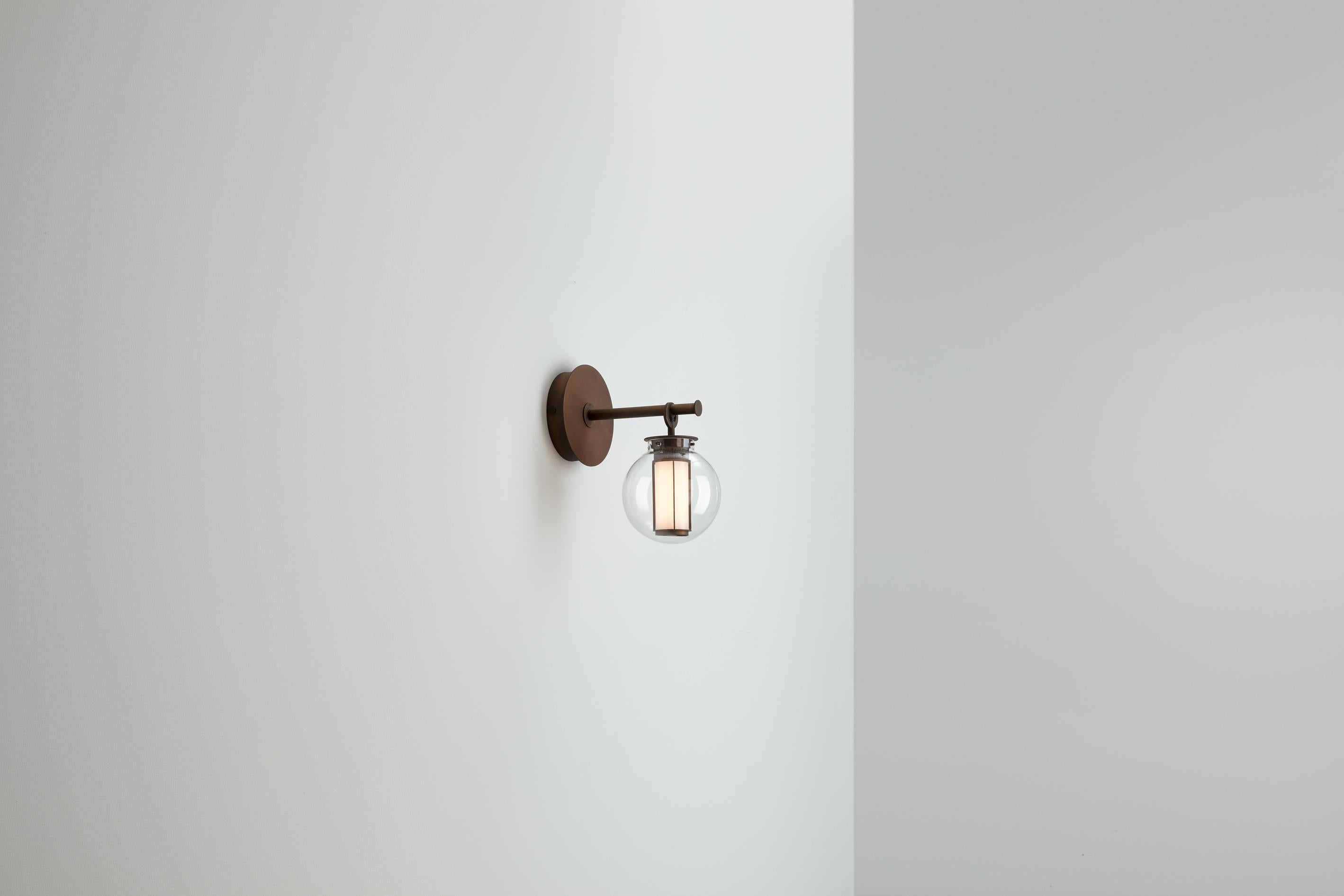 Aplique de pared BAI A DI DI en bronce y cristal ámbar de Neri & Hu 2014 Español en venta