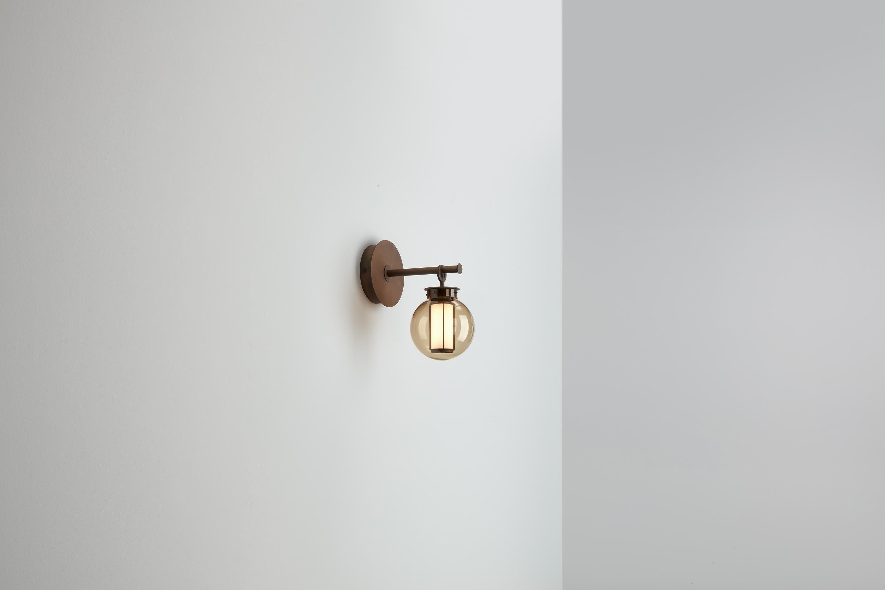 Aplique de pared BAI A DI DI en bronce y cristal ámbar de Neri & Hu 2014 en Nuevo estado para la venta en Barcelona, Barcelona