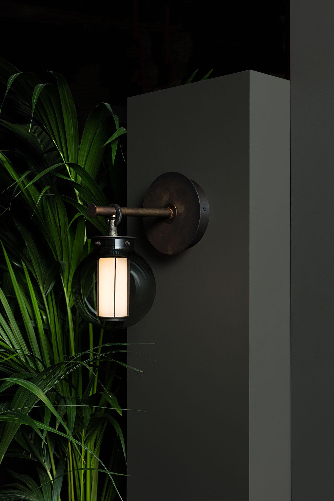 Aplique de pared BAI A DI DI en bronce y cristal ámbar de Neri & Hu 2014 Siglo XXI y contemporáneo en venta