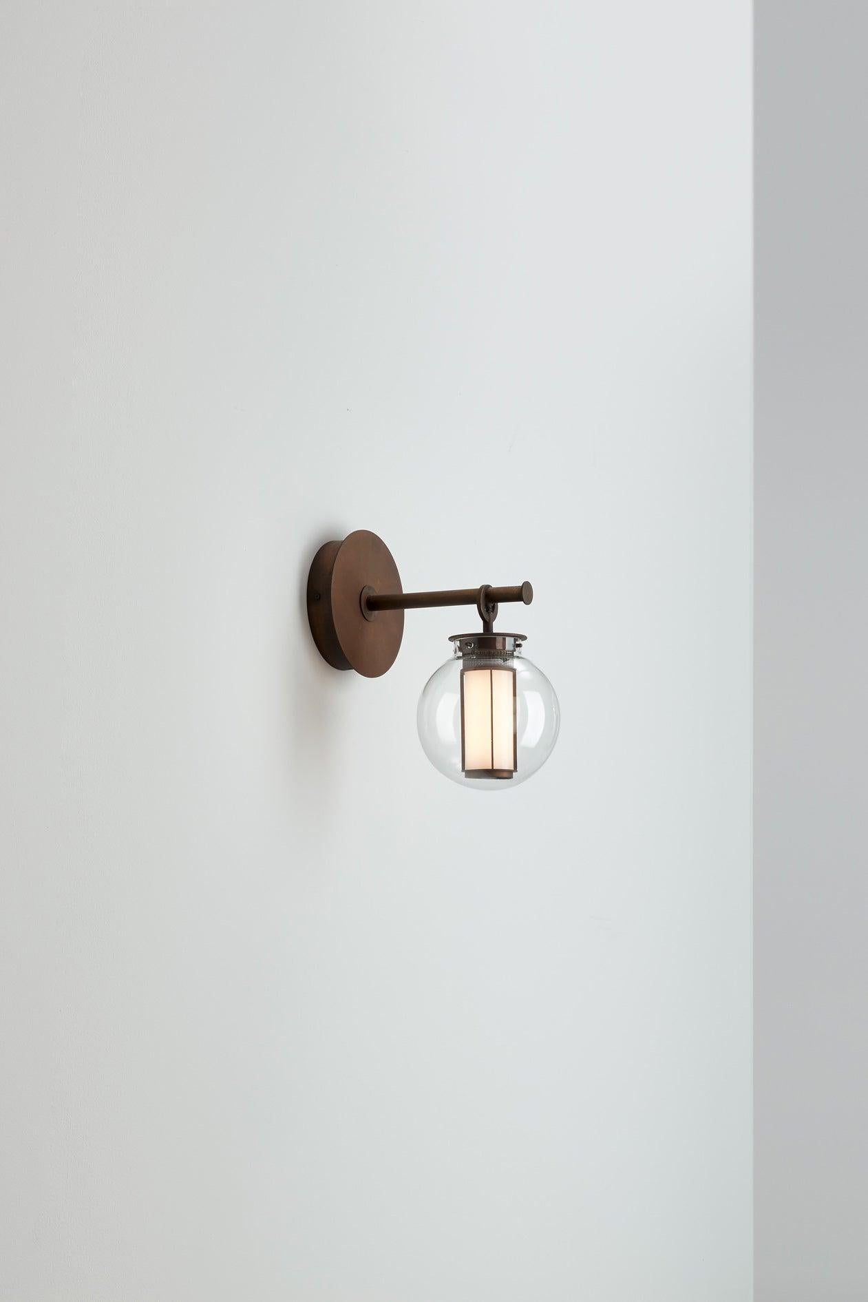 Aplique de pared BAI A DI DI en bronce y cristal ámbar de Neri & Hu 2014 Acero en venta