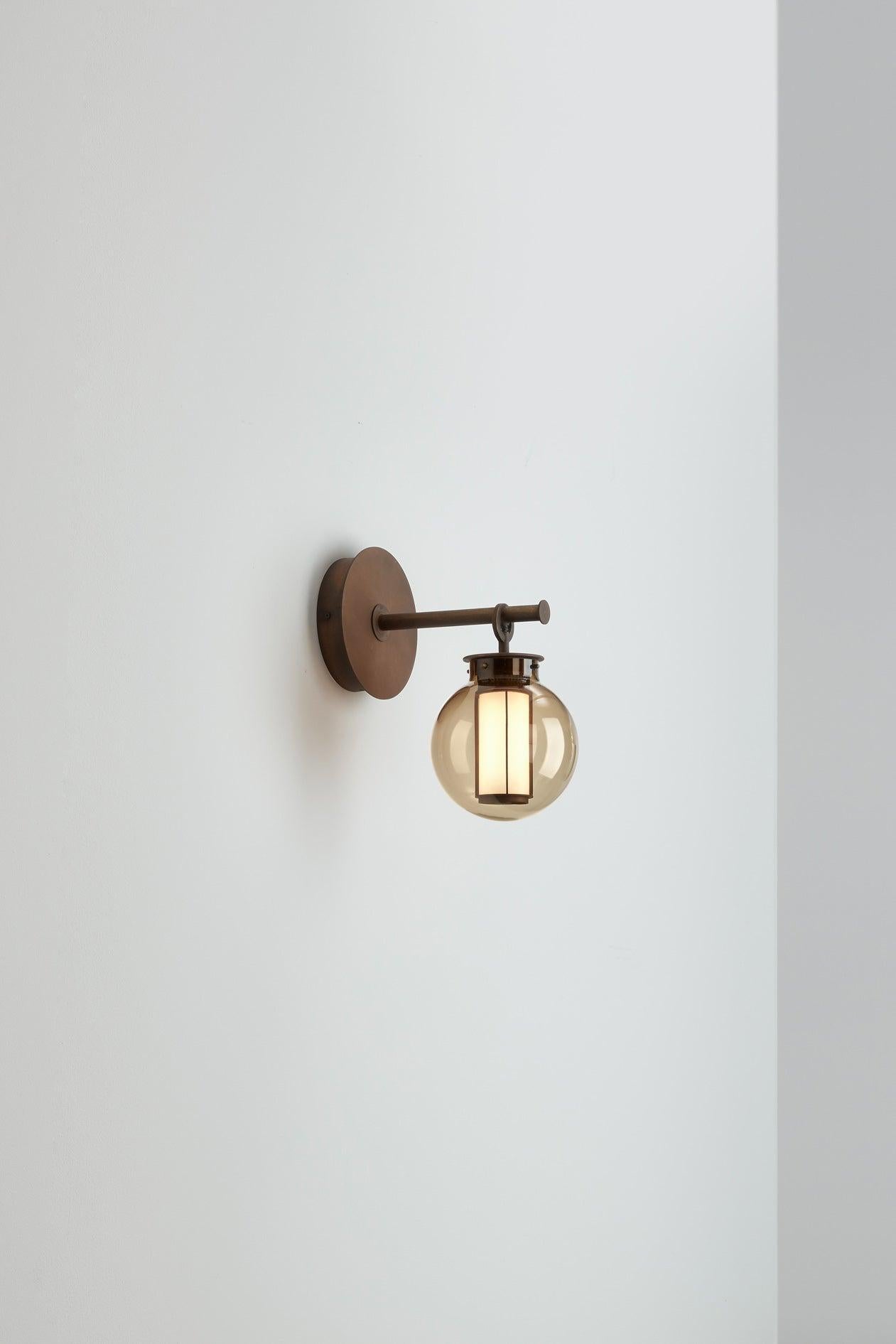 Aplique de pared BAI A DI DI en bronce y cristal ámbar de Neri & Hu 2014 en venta 1